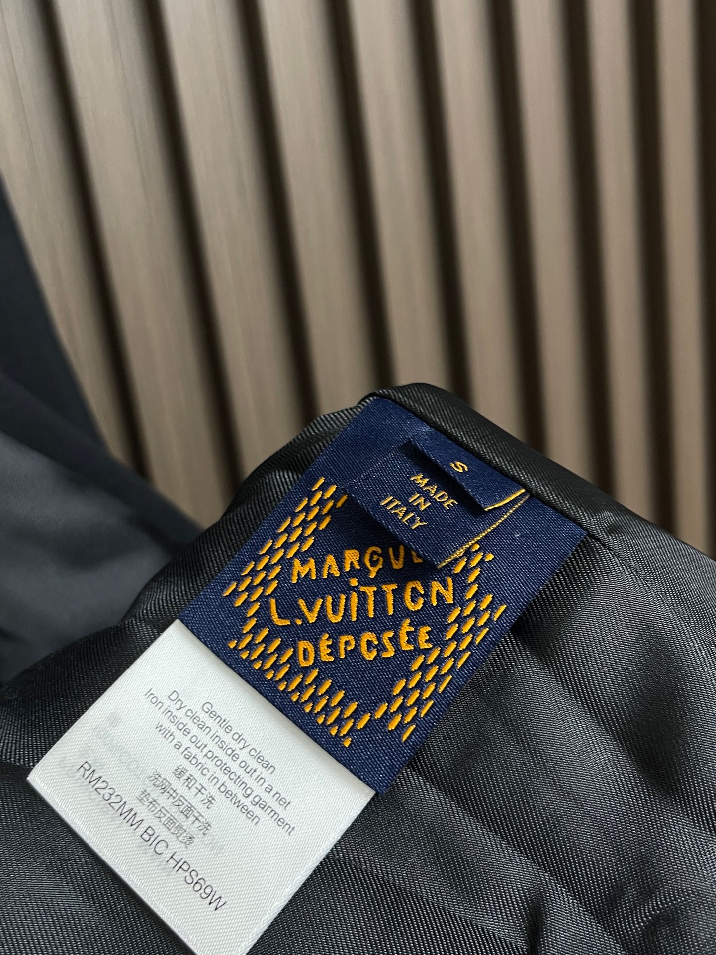 🛒🛒LV 罗纹珍珠扣棒球服夹克外套，采用100％棉质针织面料打造，触感柔软舒适。宽松的休闲版型配合圆润廓