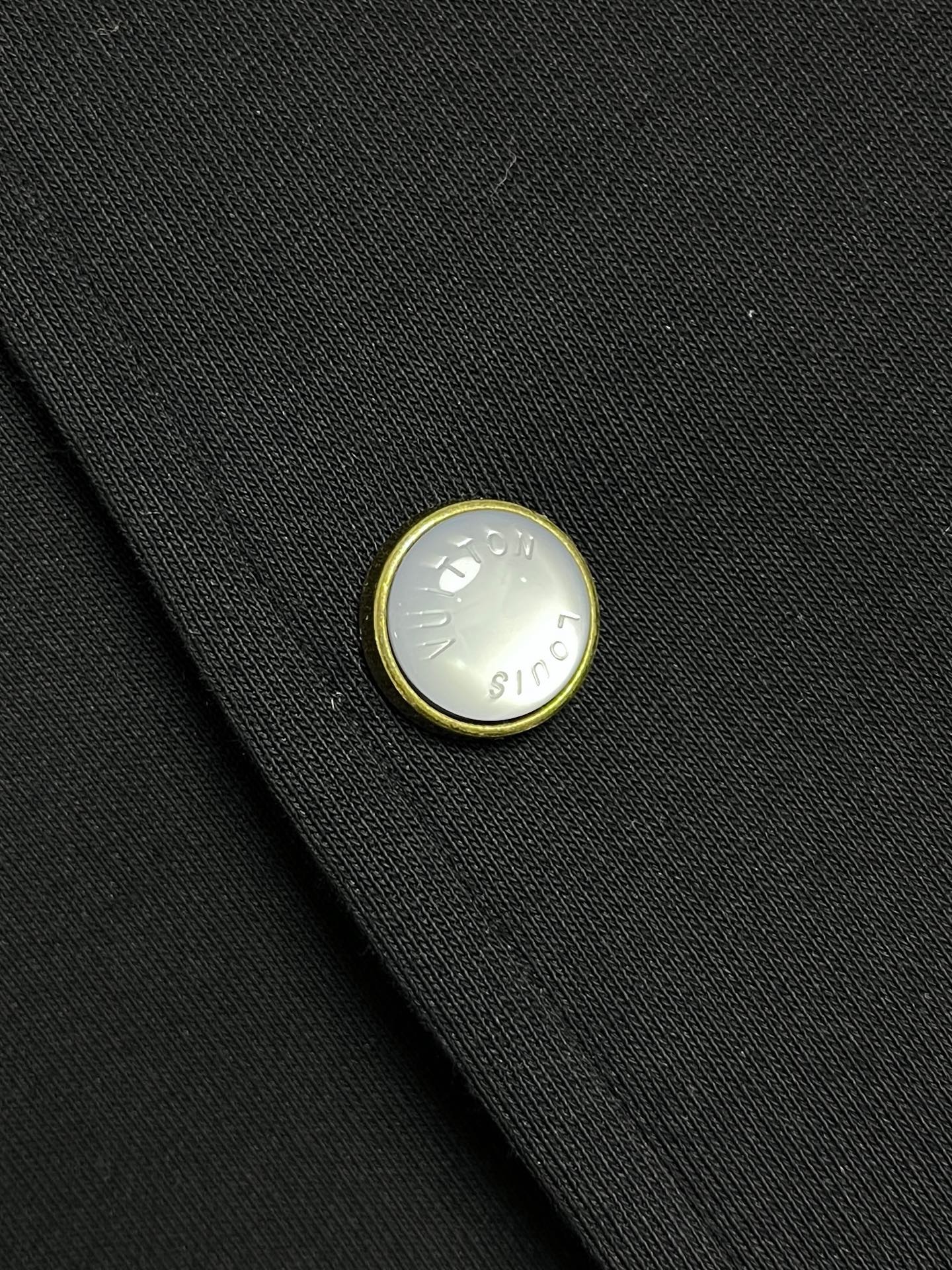 🛒🛒LV 罗纹珍珠扣棒球服夹克外套，采用100％棉质针织面料打造，触感柔软舒适。宽松的休闲版型配合圆润廓