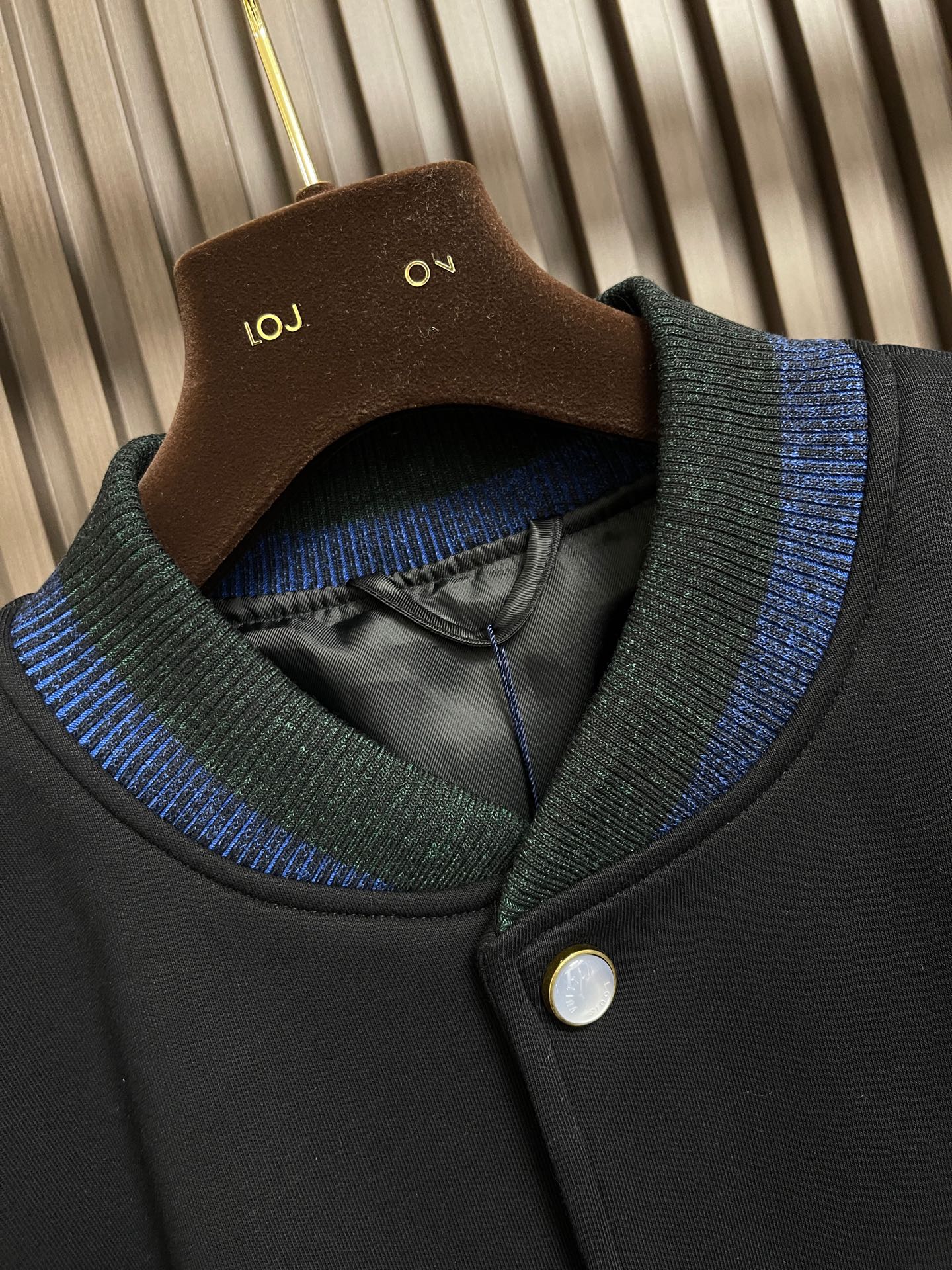 🛒🛒LV 罗纹珍珠扣棒球服夹克外套，采用100％棉质针织面料打造，触感柔软舒适。宽松的休闲版型配合圆润廓