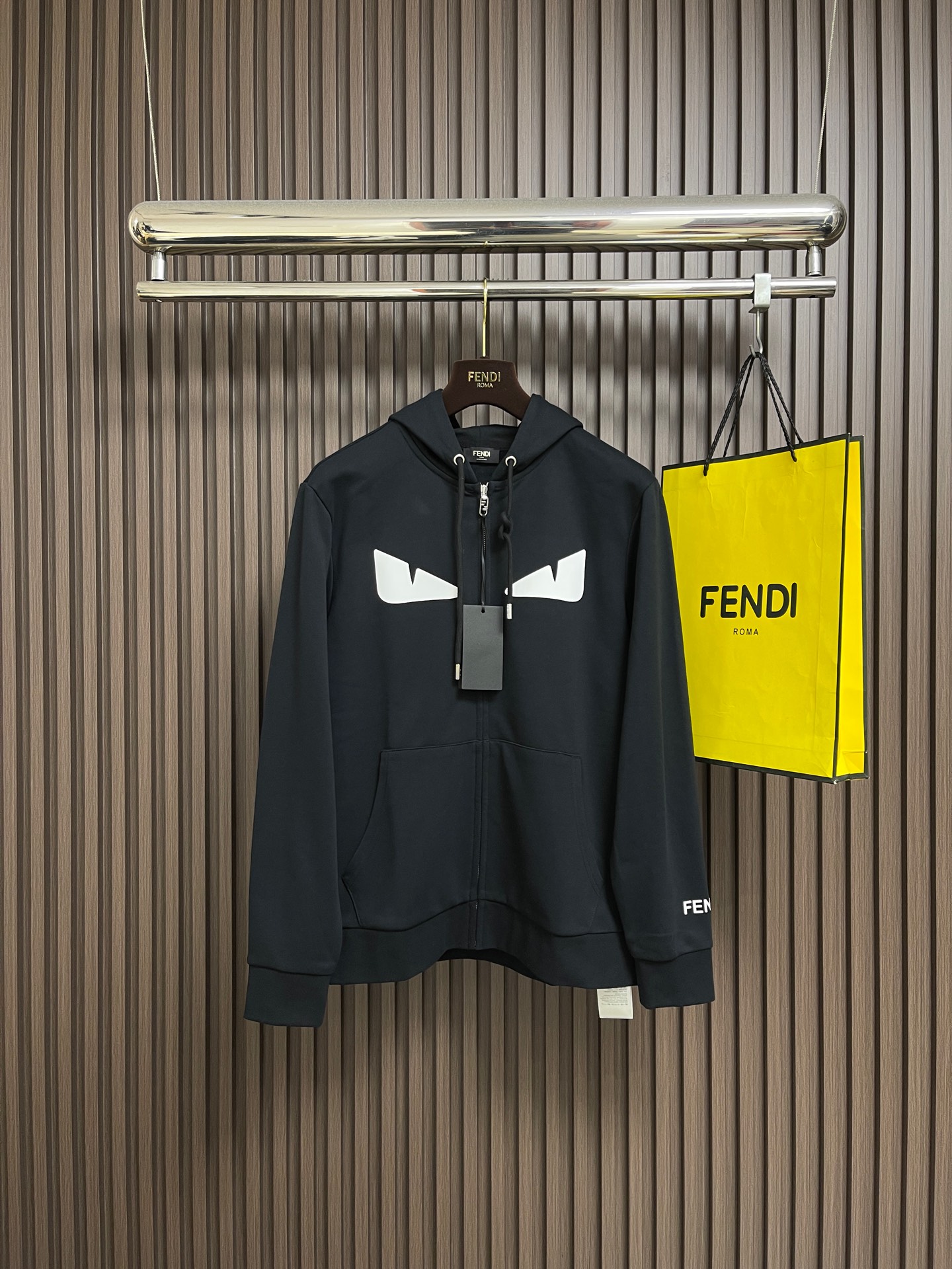 NO:627460,fendi little monster print zipper hooded sweatshirt jacket, the fabric is made of 26s double yarn + 10s fish scale base fabric, 380g; paired with 21s double yarn 2x2 thread, 380g. The fish scale base design and specific manufacturing process are made. Ultra-fine frosted gold refers to a metal process that uses a special process to give the gold surface a delicate frosted texture, which is in sharp contrast to the mirror smoothness of the polishing process. The overall alignment is straight and delicate, and the fabric is comfortable and soft.  The color is consistent and has no color difference. It can be matched with the same style to create a fashionable look, and can be used in various occasions. Customized accessories, complete with three standards, same style for men and women!  Size M-3XL Size M Bust 112 Shoulder Width 44 Length 69 Sleeve Length 64 L Size Bust 116 Shoulder Width 46 Clothing Length 71 Sleeve Length 65  Shoulder width 52, clothing length 77, sleeve length 68, fendi, hoodie, sweatshirts, jackets & coats, gold, hats, alexander wang19860909fendi 小怪兽印花拉链连帽卫衣外套,面料采用26s双纱＋10s鱼鳞底面料,380g；搭配21s双纱2x2螺纹,380g.鱼鳞底设计和特定的造工艺制成,超细磨砂金是指通过特殊工艺处理,使黄金表面呈现出细腻磨砂质感的一种金属工艺,与抛光工艺的光滑如镜形成鲜明对比.整体走线平直细腻 面料舒适柔软 颜色一致无色差 能与同款搭配营造时尚造型,驾驭各种场合,定制辅料,三标齐全,男女同款！尺码M-3XL M码 胸围112 肩宽44 衣长69 袖长64 L码 胸围116 肩宽46 衣长71 袖长65 XL码胸围120 肩宽48 衣长73 袖长66 2XL码 胸围124肩宽50 衣长75 袖长67 3XL码 胸围128 肩宽52 衣长77袖长68,,fendi,hoodie,sweatshirts,jackets & coats,gold,hats,alexander wang,Men's clothing