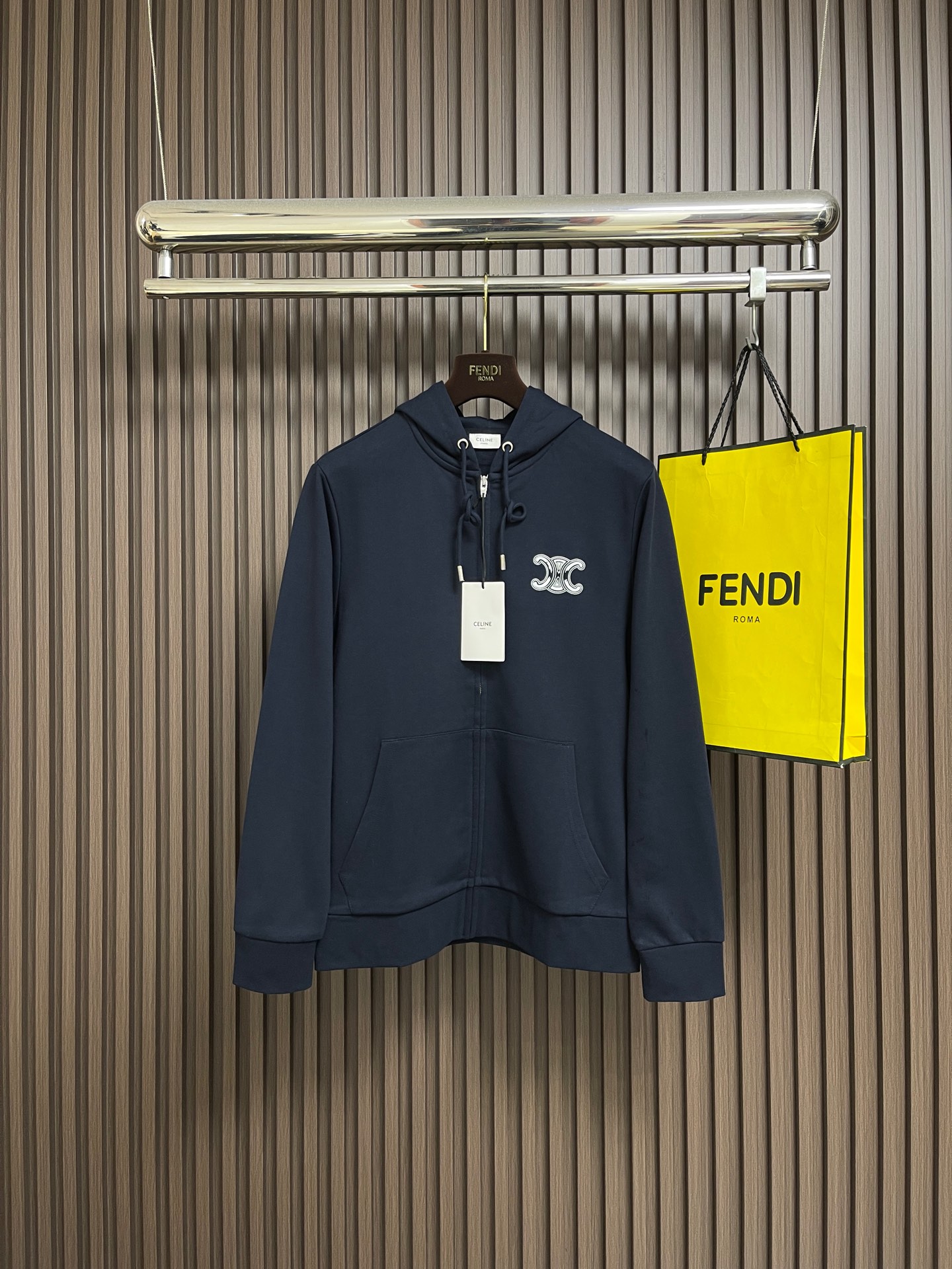 NO:627484,Celine 2025Fw new printed letter hooded zipper sweatshirt jacket, made of custom-woven and custom-dyed high-weight pure cotton sweatshirt fabric. The fabric feels thick and has a certain sense of self-weight. The bottom has a dense and rough terry texture. It is close to the skin and has excellent warmth retention. You will not feel any discomfort at all!  The color of the front chest printing is clear, and the obvious logo of the Arc de Triomphe is added. The lines are smooth and smooth and will not fall off or deform when washed. Sizes M-3XL M size bust 112 shoulder width 44 length 69 sleeve length 64 L size bust 116 shoulder width 46 length 71 sleeve length 65 XL size bust 120 shoulder width 48 length 73 sleeve length 66 2  Dress length 75, sleeve length 67, 3XL size, bust 128, shoulder width 52, dress length 77, sleeve length 68,,celine,hoodie,sweatshirts,jackets & coats,hats,alexander wang19860909Celine 2025Fw新款印花字母连帽拉链卫衣外套,采用定织定染高克重纯棉卫衣面料制成 面料手感厚实且有一定的自重感 底部绵密粗犷的毛圈肌理 贴身亲肤,保暖性极佳 丝毫感受不到任何扎刺不适感！ 前胸印花上色彩清晰,添加凯旋门明显标志 线条光滑流畅水洗不脱落变形.尺码M-3XL M码 胸围112 肩宽44 衣长69 袖长64 L码 胸围116 肩宽46 衣长71 袖长65 XL码胸围120 肩宽48 衣长73 袖长66 2XL码 胸围124肩宽50 衣长75 袖长67 3XL码 胸围128 肩宽52 衣长77袖长68,,celine,hoodie,sweatshirts,jackets & coats,hats,alexander wang,Men's clothing