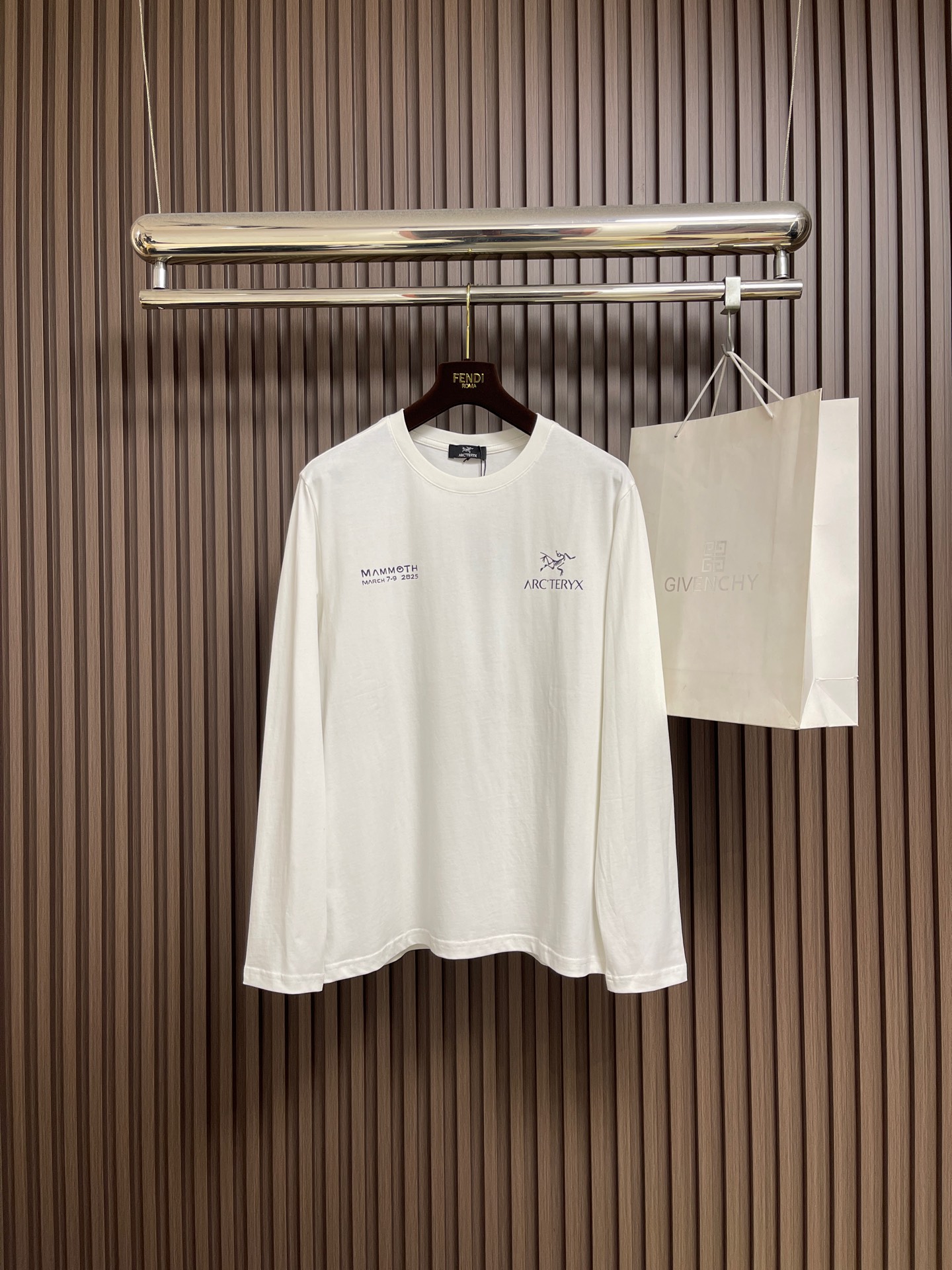 NO:613797,ARCTERYC 2025FW early autumn new long-sleeved T-shirt, an indispensable base long-sleeved shirt, this is the one your wardrobe lacks, it is so comfortable, it is really easy to wear, it is super comfortable against the body!  !  Can be worn under anything, the fabric is customized to 280 grams of pure cotton, and the accessories are customized to restore the quality!  Size S-3XL S size Bust 100 Shoulder width 44 Clothing length 68 Sleeve length 62 Medium Bust 104 Shoulder width 45.5 Clothing length 70 Sleeve length 63 Large Size Bust 108 Shoulder width 47 Clothing length 72 Sleeve length 64 XL bust 112 Shoulder width 48.5 Clothing length 74 Sleeve length 65 2  Clothing length 76, sleeve length 66, 3XL size, bust 120, shoulder width 51.5, clothing length 78, sleeve length 67, arc'teryx, tees, t-shirt, alexander wang19860909ARCTERYC 始祖鸟 2025FW早秋新款长袖T恤,必不可少的打底长袖衫,这就是你衣柜缺的那件,舒服的它真的太好穿了,贴身超级舒适！！可以穿在一切的里边,面料定制280克纯棉,定制辅料还原度！尺码S-3XL S码胸围100 肩宽44 衣长68袖长62 M码胸围104 肩宽45.5 衣长70袖长63 L码 胸围108 肩宽47 衣长72 袖长64 XL码 胸围112 肩宽48.5衣长74袖长65 2XL码 胸围116 肩宽50 衣长76袖长66 3XL码 胸围120 肩宽51.5衣长78袖长67,arc'teryx,tees，t-shirt,alexander wang,Men's clothing