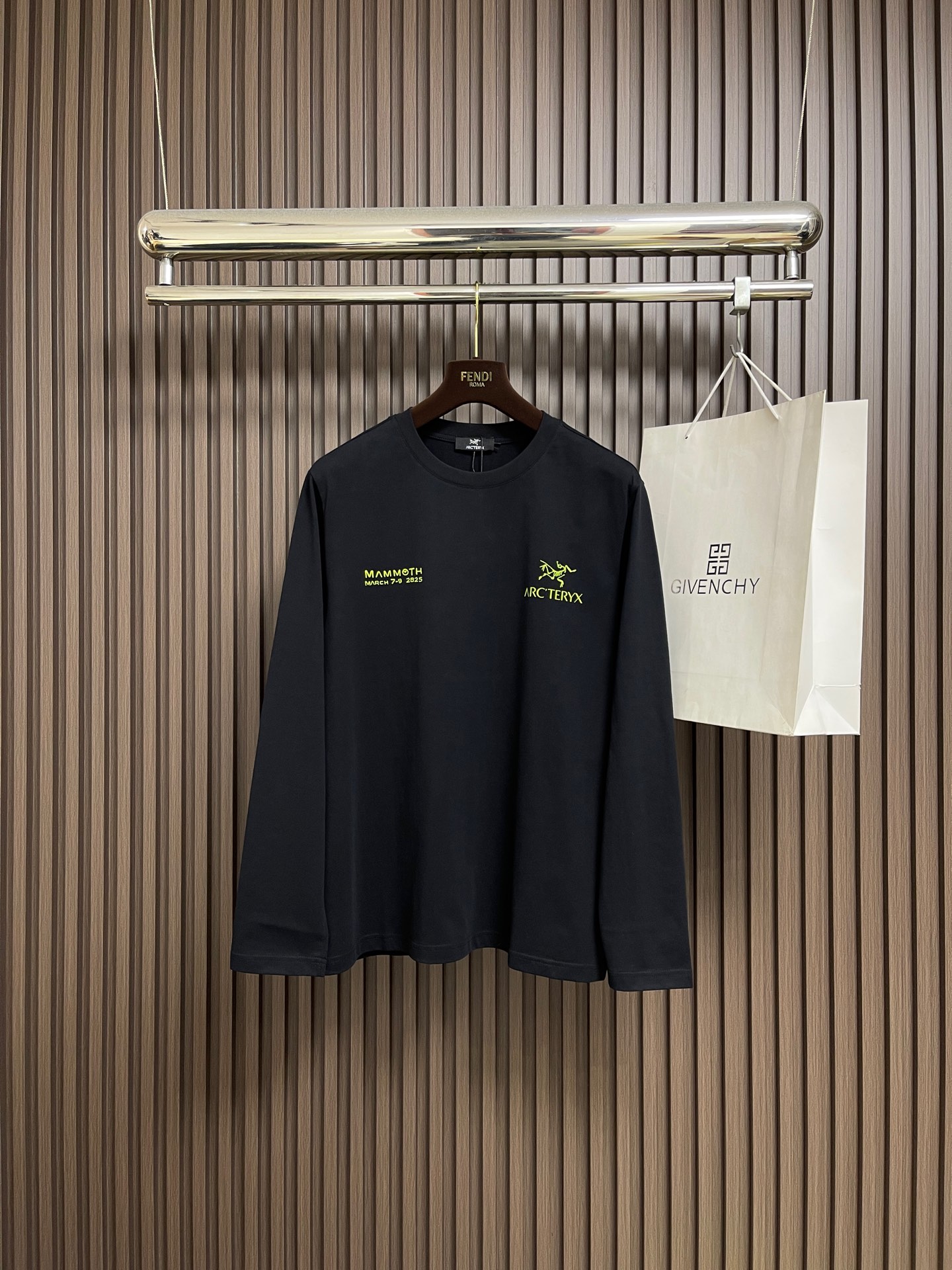 NO:627482,ARCTERYC 2025FW early autumn new long-sleeved T-shirt, an indispensable base long-sleeved shirt, this is the one your wardrobe lacks, it is so comfortable, it is really easy to wear, it is super comfortable against the body!  !  Can be worn under anything, the fabric is customized to 280 grams of pure cotton, and the accessories are customized to restore the quality!  Size S-3XL S size Bust 100 Shoulder width 44 Clothing length 68 Sleeve length 62 Medium Bust 104 Shoulder width 45.5 Clothing length 70 Sleeve length 63 Large Size Bust 108 Shoulder width 47 Clothing length 72 Sleeve length 64 XL bust 112 Shoulder width 48.5 Clothing length 74 Sleeve length 65 2  Clothing length 76, sleeve length 66, 3XL size, bust 120, shoulder width 51.5, clothing length 78, sleeve length 67, arc'teryx, tees, t-shirt, alexander wang19860909ARCTERYC 始祖鸟 2025FW早秋新款长袖T恤,必不可少的打底长袖衫,这就是你衣柜缺的那件,舒服的它真的太好穿了,贴身超级舒适！！可以穿在一切的里边,面料定制280克纯棉,定制辅料还原度！尺码S-3XL S码胸围100 肩宽44 衣长68袖长62 M码胸围104 肩宽45.5 衣长70袖长63 L码 胸围108 肩宽47 衣长72 袖长64 XL码 胸围112 肩宽48.5衣长74袖长65 2XL码 胸围116 肩宽50 衣长76袖长66 3XL码 胸围120 肩宽51.5衣长78袖长67,arc'teryx,tees，t-shirt,alexander wang,Men's clothing