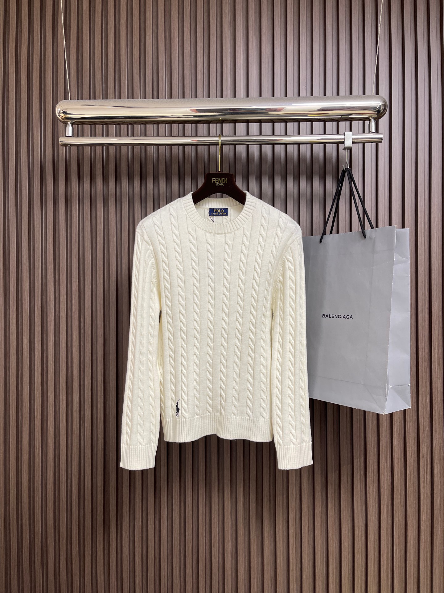 NO:613786,Ralph Lauren  Cable-knitted round-neck knitted sweater, using classic twist knitting technology, has a full three-dimensional texture, soft touch and good warmth retention. The round-neck structure has been precision seamed to ensure that the neckline is stiff and not easy to deform. The brand's pony embroidery logo on the chest is used  High-density silk threads and delicate three-dimensional stitches highlight brand recognition. The overall weaving process adopts high-density weaving, with uniform and coherent twist texture, and the body is flat and has no missed stitches. From fabric selection to control of embroidery details, every process is reflected  Rah Lauren's pursuit of craftsmanship precision and American classic style, the overall routing is straight and delicate, the fabric is comfortable and soft, and the color is consistent without color difference. It can be matched with the same style to create a fashionable look and control various occasions. Customized accessories, complete with three standards, same style for men and women!  Sizes S-XXL S size Bust 100 Shoulder width 45 Length 65 Sleeve length 56.5 M Size Bust 104 Shoulder width 47 Dress length 67 Sleeve length 57.5 Large Size Bust 108 Shoulder width 49 Dress length 69 Sleeve length 58.5  Clothing length 73, sleeve length 60.5,,loro piana,sweaters,alexander wang19860909Ralph Lauren 绞花编结圆领针织毛衣,采用经典麻花编织工艺,纹理饱满立体,触感柔软且保暖性佳.圆领结构经精密锁边工艺,确保领口挺括不易变形.胸前品牌小马刺绣标识采用高密度丝线,针脚细腻立体,彰显品牌辨识度.整体编织工艺采用高密度织法,麻花纹理均匀连贯,衣身平整无漏针.从面料甄选到刺绣细节的把控,每一道工序都体现 Rah Lauren对工艺精度与美式经典风格的追求,整体走线平直细腻,面料舒适柔软,颜色一致无色差 能与同款搭配营造时尚造型,驾驭各种场合,定制辅料,三标齐全,男女同款！尺码S-XXL S码 胸围100 肩宽45衣长65 袖长56.5 M码胸围104肩宽47 衣长67袖长57.5 L码 胸围108肩宽49 衣长69 袖长58.5 XL码 胸围112肩宽51衣长71 袖长59.5 XXL码胸围116肩宽53 衣长73袖长60.5,,loro piana,sweaters,alexander wang,Men's clothing