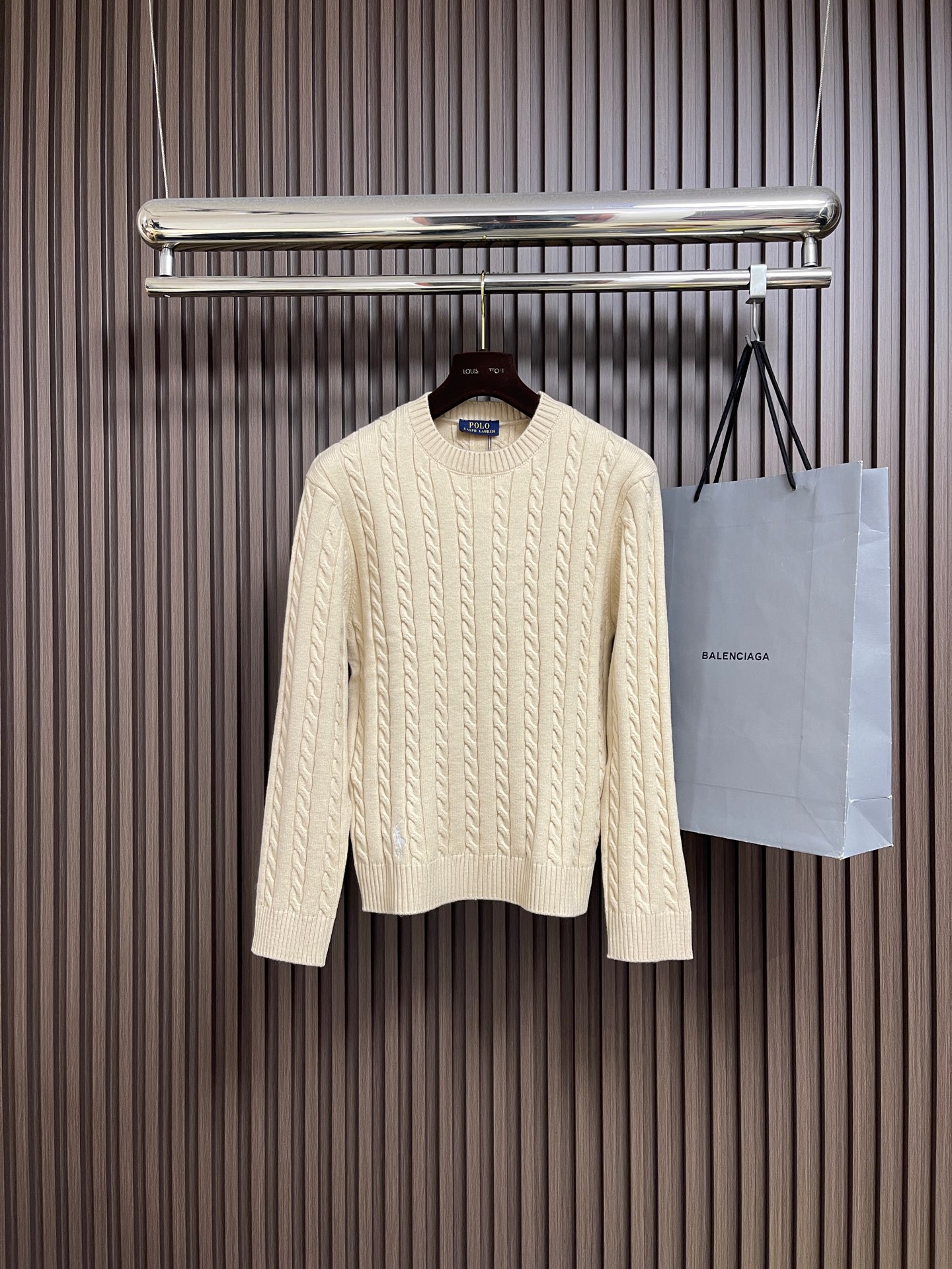 NO:627464,Ralph Lauren  Cable-knitted round-neck knitted sweater, using classic twist knitting technology, has a full three-dimensional texture, soft touch and good warmth retention. The round-neck structure has been precision seamed to ensure that the neckline is stiff and not easy to deform. The brand's pony embroidery logo on the chest is used  High-density silk threads and delicate three-dimensional stitches highlight brand recognition. The overall weaving process adopts high-density weaving, with uniform and coherent twist texture, and the body is flat and has no missed stitches. From fabric selection to control of embroidery details, every process is reflected  Rah Lauren's pursuit of craftsmanship precision and American classic style, the overall routing is straight and delicate, the fabric is comfortable and soft, and the color is consistent without color difference. It can be matched with the same style to create a fashionable look and control various occasions. Customized accessories, complete with three standards, same style for men and women!  Sizes S-XXL S size Bust 100 Shoulder width 45 Length 65 Sleeve length 56.5 M Size Bust 104 Shoulder width 47 Dress length 67 Sleeve length 57.5 Large Size Bust 108 Shoulder width 49 Dress length 69 Sleeve length 58.5  Clothing length 73, sleeve length 60.5,,loro piana,sweaters,alexander wang19860909Ralph Lauren 绞花编结圆领针织毛衣,采用经典麻花编织工艺,纹理饱满立体,触感柔软且保暖性佳.圆领结构经精密锁边工艺,确保领口挺括不易变形.胸前品牌小马刺绣标识采用高密度丝线,针脚细腻立体,彰显品牌辨识度.整体编织工艺采用高密度织法,麻花纹理均匀连贯,衣身平整无漏针.从面料甄选到刺绣细节的把控,每一道工序都体现 Rah Lauren对工艺精度与美式经典风格的追求,整体走线平直细腻,面料舒适柔软,颜色一致无色差 能与同款搭配营造时尚造型,驾驭各种场合,定制辅料,三标齐全,男女同款！尺码S-XXL S码 胸围100 肩宽45衣长65 袖长56.5 M码胸围104肩宽47 衣长67袖长57.5 L码 胸围108肩宽49 衣长69 袖长58.5 XL码 胸围112肩宽51衣长71 袖长59.5 XXL码胸围116肩宽53 衣长73袖长60.5,,loro piana,sweaters,alexander wang,Men's clothing