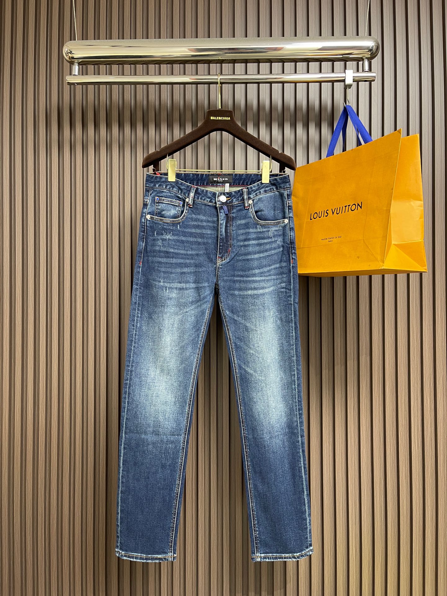 NO:611556,Kiton 2025SS new autumn men's straight-leg jeans, made of cotton denim fabric with a soft texture but not sagging, feeling dry and tough. Classic iconic embossed logo, soul-like embellishment. All indicators are top-grade, naturally bringing an excellent upper body feel!  ! Size 29-38 Yes 35 No 37,,jeans,alexander wang19860909Kiton 2025SS秋季新款男士直筒牛仔裤,棉质牛仔面料打造质地柔软又不失筋骨,手感干爽有韧性 经典的标志性浮雕徽标,灵魂般的点缀 各项指标皆为上品,自然带来极佳的上身体感！! 尺码29-38 有35 无37,,jeans,alexander wang,Men's clothing