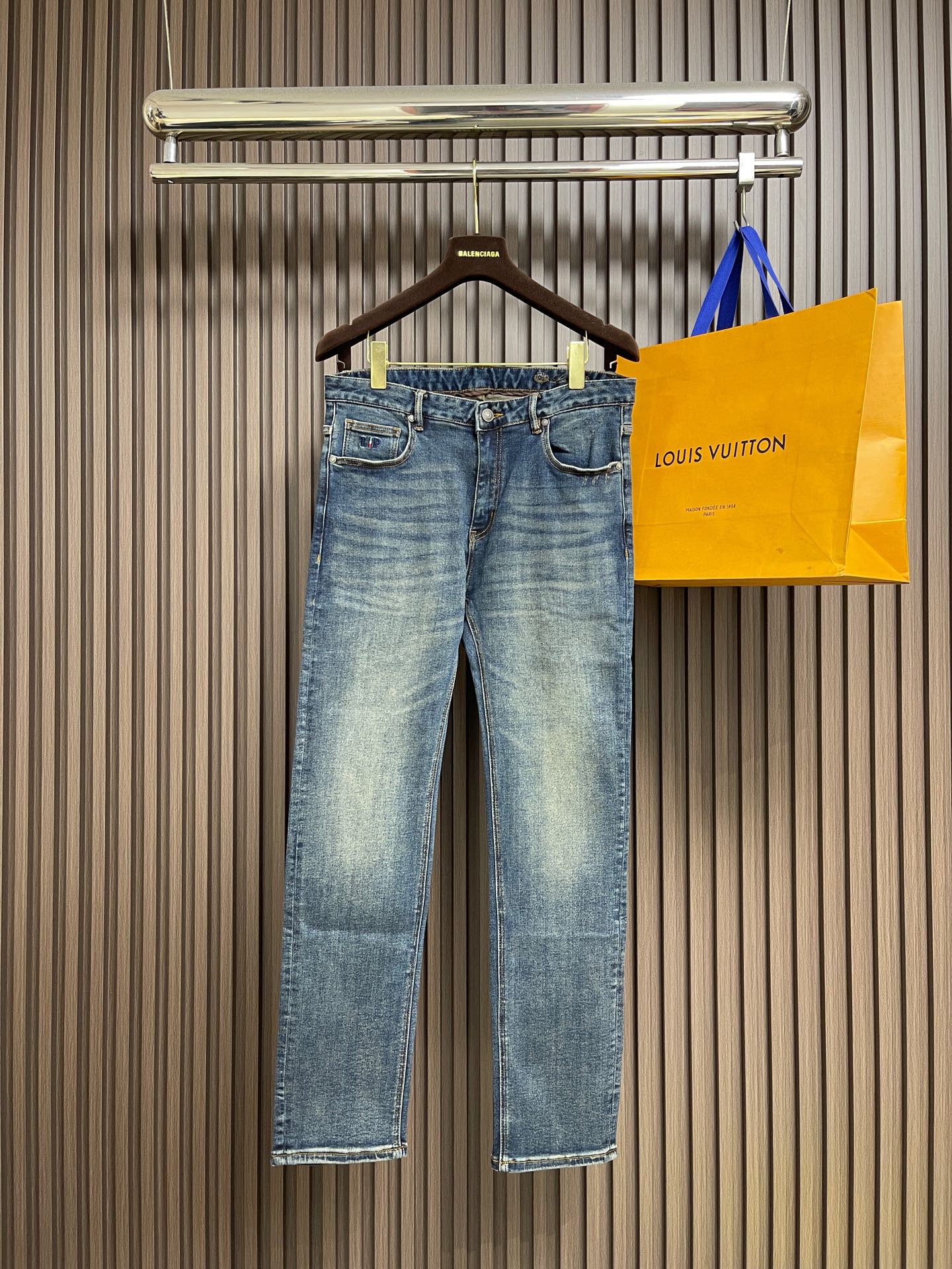 NO:611561,LP washed straight-leg jeans, neat cuts visible to the naked eye, straight-leg slim fit!  Custom-woven and dyed denim denim fabric, the waistband is a classic leather label!  The inner lining has belt loop details, dense and neat wiring, customized hardware with logo engraving, classic fly zipper, basic model with five pockets, and an easy-to-find upper body. Sizes 29-38 Yes 35 No 37, loro piana, jeans, alexander wang19860909LP 水洗直筒牛仔裤 肉眼可见的利落裁剪,直筒修身款裤型！定织定染牛仔丹宁布面,裤腰是经典的皮标！内衬有腰带袢细节,密实齐整走线,客供定制五金并有logo雕刻,经典门襟拉链,五口袋的基础款,上身不挑人.尺码29-38 有35 无37,,loro piana,jeans,alexander wang,Men's clothing