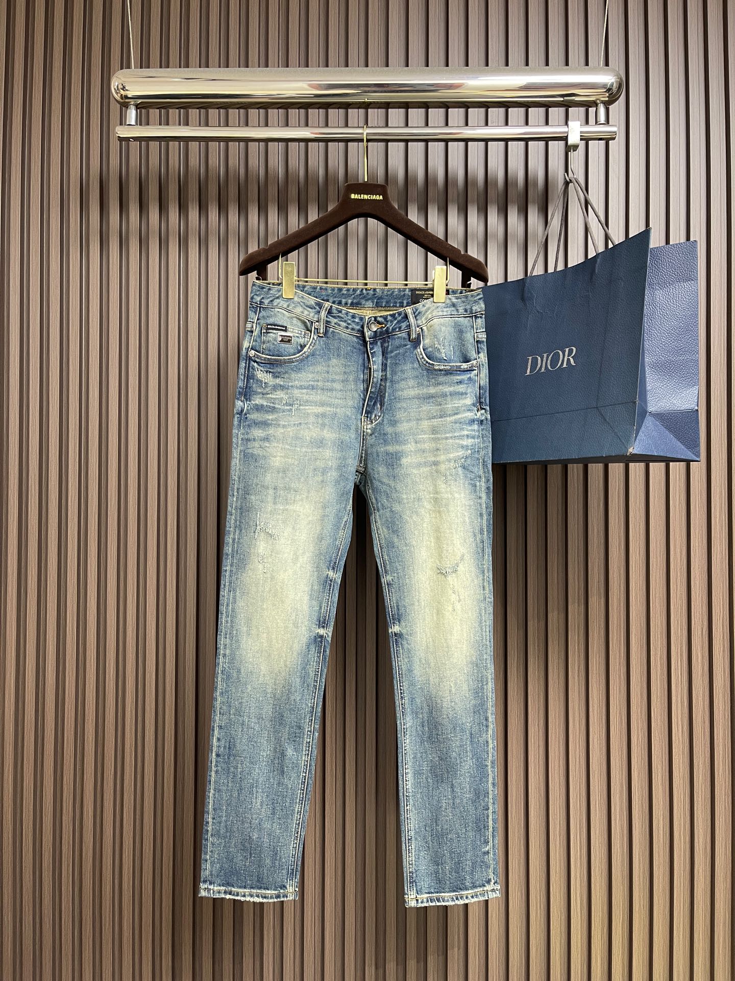 NO:611555,DG 2025SS new logo denim trousers, suitable for daily life and leisure. The selected denim fabrics have been washed, polished and distressed through multiple processes. The excellent fit makes the trousers have good upper body comfort, which is very important for jeans. Original hardware and accessories are provided by customers, with great design sense, full details and workmanship. Sizes 29-38, 35, no 37, jeans, alexander wang19860909DG 2025SS新款标识牛仔长裤,生活休闲日常皆宜.选用的牛仔布料全部经过多道工序洗水、打磨、做旧处理 极好的版型使的裤装有很好的上身舒适度,牛仔裤这点非常非常重要.客供原版五金辅料,极具设计感, 十足的细节、做工之处处到位 .尺码29-38 有35 无37,,jeans,alexander wang,Men's clothing