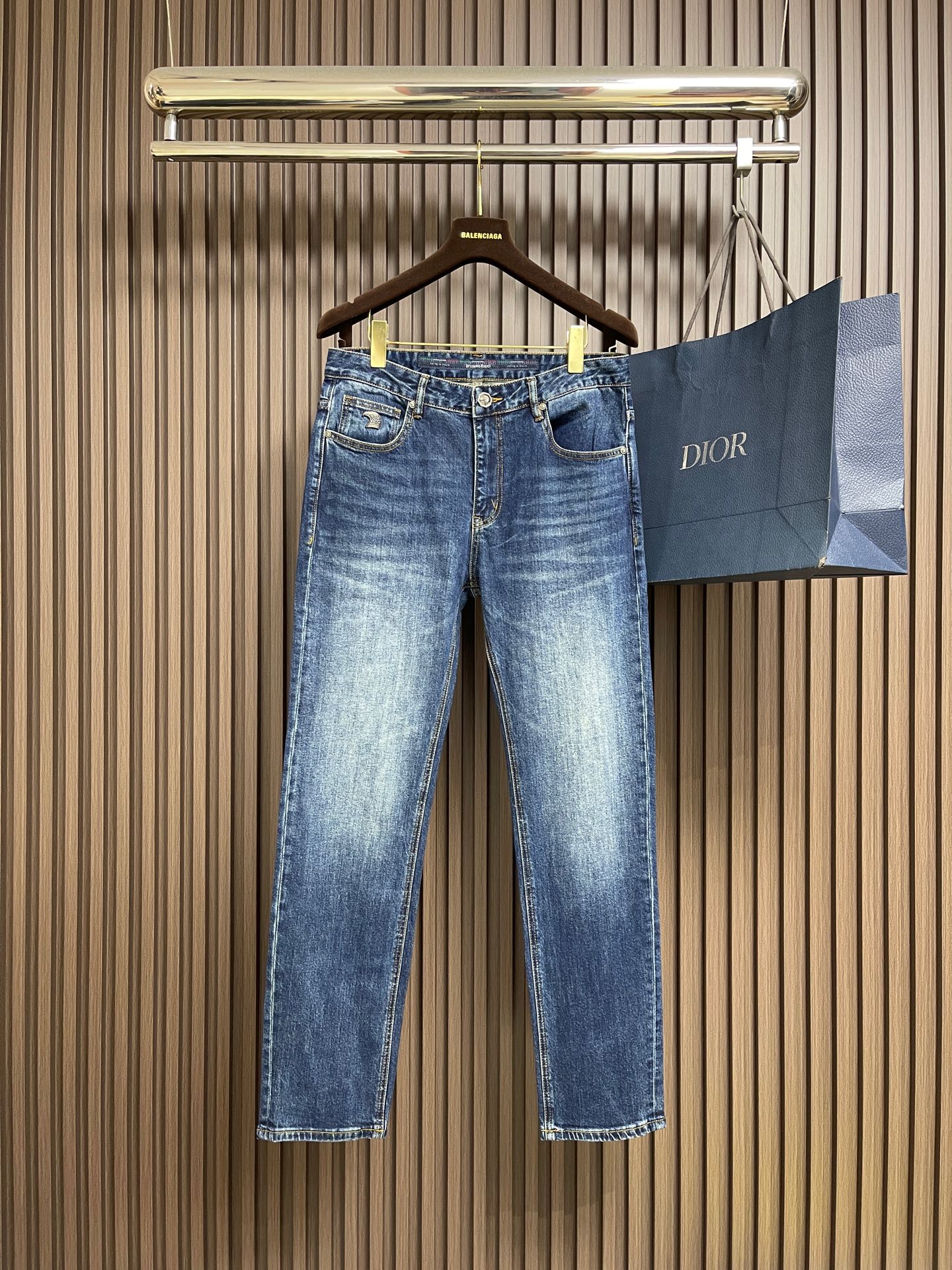 NO:611560,SR Family (Stephen) 2025SS Early Autumn Back Pocket Classic Eagle Label Denim Jeans. Denim jeans are a must-have item in the wardrobe. They are a tool for daily mixing and styling. They exude natural and original charm. They are like a work of art!  The accent is very good!  The details are exquisite and the accessories are all supplied by foreign customers. The iconic metal eagle mark is a soul-like existence, which highlights the high-end sense of the brand details. The tailoring is first-class, the hip lifting and slimming effect is excellent, and the appearance is excellent. Sizes 29-38, yes 35, no 37,,jeans,alexander wang19860909SR家族（史蒂芬） 2025SS早秋后袋经典鹰标丹宁牛仔裤,丹宁牛仔裤属于衣橱的必备单品,属于日常混搭和造型的利器,散发着天然的原始魅力,它俨然是一种艺术品,！腔调特别足！细节匠心考究,辅料皆为外商客供,标志性金属鹰标属于灵魂式的存在,彰显了品牌细节的高级感,剪裁一流,提臀修身效果绝佳,品相极好.尺码29-38 有35 无37,,jeans,alexander wang,Men's clothing