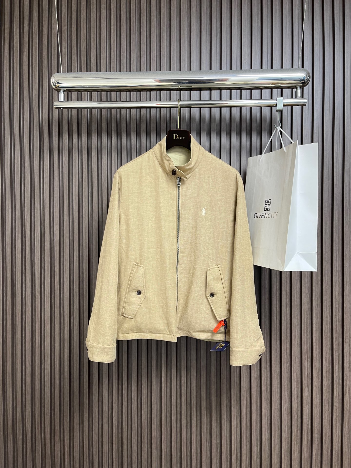 NO:613760,Ralph Lauren  Reversible jacket with logo embroidery, custom matte moiré taffeta fabric, and twill jacquard brocade, one double garment, one side is decorated with twill jacquard brocade with its own retro filter, and the other side is made of matte moiré taffeta with its own sense of relaxation, exquisite little  The horse logo is embellished throughout, making it highly recognizable. The classic stand-up collar is closed with three hidden buckle tabs, using simplicity to control complexity, and the design philosophy hidden in the details. The double-sided style hides old money and relaxation in one garment. The template machine opens the bag, and the preset template guides the position of opening the bag.  The shape, size, and accuracy ensure the quality of the bag opening effect. Ergonomic three-dimensional cutting, returning to traditional craftsmanship, through segmentation, folding, shrinking, and stretching techniques, the so-called slow work and careful work, is respect for the material. Sizes S-XL,,loro piana,jackets & coats,jackets & coats,alexander wang19860909Ralph Lauren 标识刺绣双面穿夹克外套,定制哑光云纹塔夫绸面料,以及斜纹提花织锦,一衣双生,一面饰以斜纹提花织锦自带复古滤镜,另一面以哑光云纹塔夫绸自带松弛呼吸感,精致的小马标点缀其间,辨识度十足.经典立领以三粒隐藏式扣袢收束,以简驭繁,藏在细节里的设计哲学,双面格调,一衣藏尽老钱与松弛.模版机开袋,预设的模板来指导开袋的位置 形状和大小,精确性确保了开袋效果质量.人体学立体裁剪,回归传统工艺手法,通过分割 折叠 抽缩 拉展技术手法,所谓慢工出细活,是对材料的尊重.尺码S-XL,,loro piana,jackets & coats,jackets & coats,alexander wang,Men's clothing