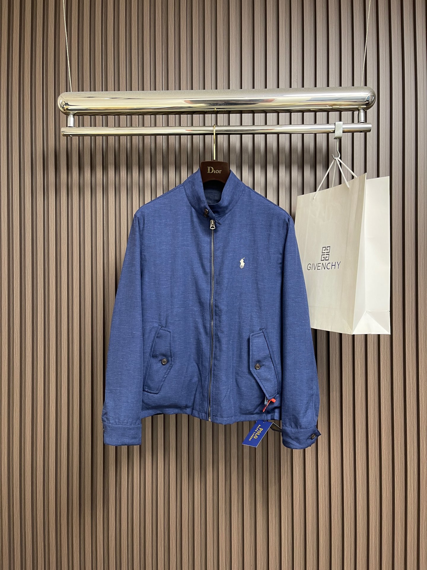 NO:627494,Ralph Lauren  Reversible jacket with logo embroidery, custom matte moiré taffeta fabric, and twill jacquard brocade, one double garment, one side is decorated with twill jacquard brocade with its own retro filter, and the other side is made of matte moiré taffeta with its own sense of relaxation, exquisite little  The horse logo is embellished throughout, making it highly recognizable. The classic stand-up collar is closed with three hidden buckle tabs, using simplicity to control complexity, and the design philosophy hidden in the details. The double-sided style hides old money and relaxation in one garment. The template machine opens the bag, and the preset template guides the position of opening the bag.  The shape, size, and accuracy ensure the quality of the bag opening effect. Ergonomic three-dimensional cutting, returning to traditional craftsmanship, through segmentation, folding, shrinking, and stretching techniques, the so-called slow work and careful work, is respect for the material. Sizes S-XL,,loro piana,jackets & coats,jackets & coats,alexander wang19860909Ralph Lauren 标识刺绣双面穿夹克外套,定制哑光云纹塔夫绸面料,以及斜纹提花织锦,一衣双生,一面饰以斜纹提花织锦自带复古滤镜,另一面以哑光云纹塔夫绸自带松弛呼吸感,精致的小马标点缀其间,辨识度十足.经典立领以三粒隐藏式扣袢收束,以简驭繁,藏在细节里的设计哲学,双面格调,一衣藏尽老钱与松弛.模版机开袋,预设的模板来指导开袋的位置 形状和大小,精确性确保了开袋效果质量.人体学立体裁剪,回归传统工艺手法,通过分割 折叠 抽缩 拉展技术手法,所谓慢工出细活,是对材料的尊重.尺码S-XL,,loro piana,jackets & coats,jackets & coats,alexander wang,Men's clothing