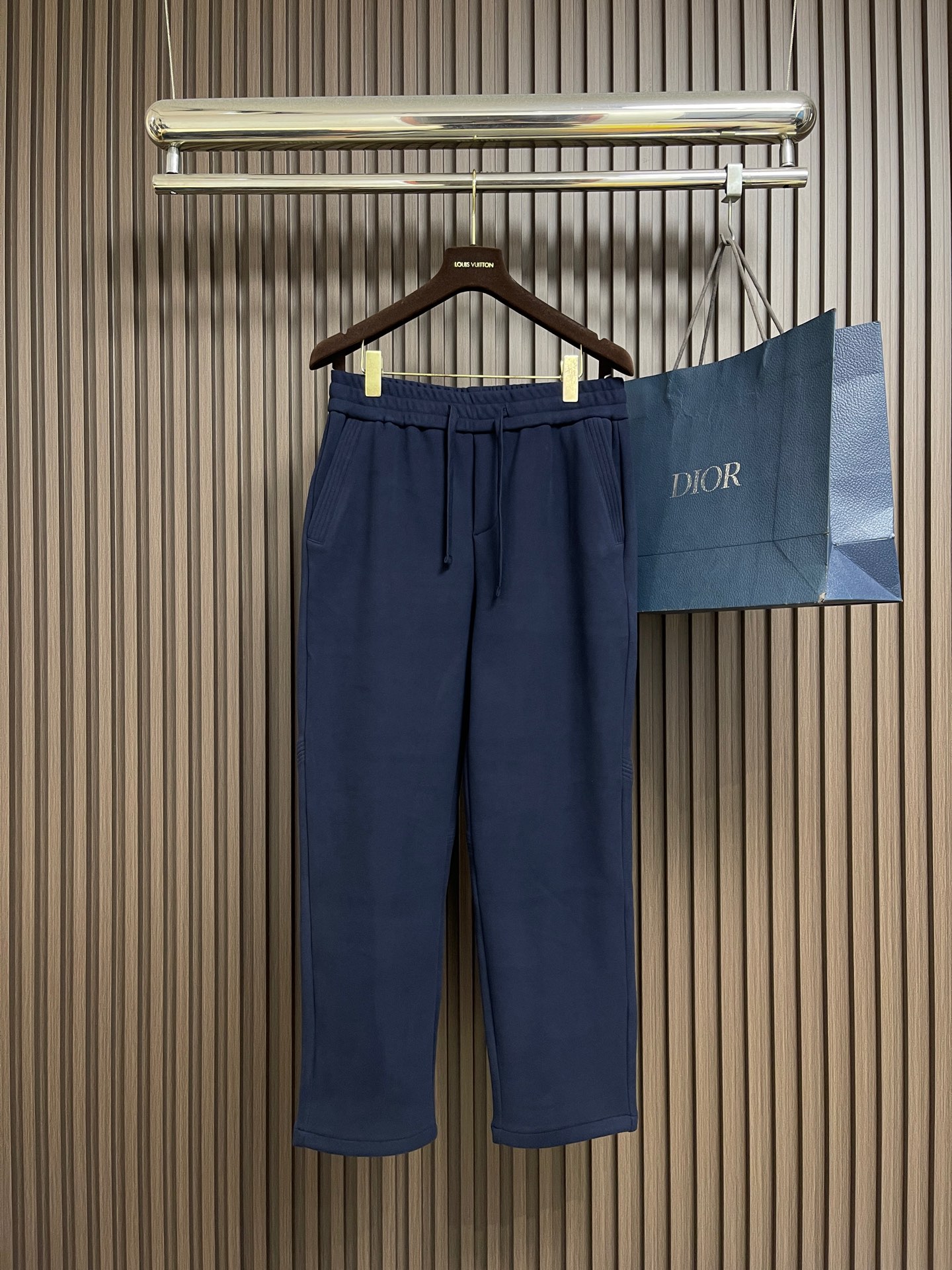 NO:645051,YSL straight-leg trousers with back pocket embroidery design, thickened with velvet. The original customized fabric has excellent texture, soft and smooth touch, and has good stiffness. It is comfortable to wear and can easily create a neat and stylish appearance. The design is simple and elegant, adding a sense of sophistication and sophistication to the overall look. The pockets on both sides are practical and beautiful. Sizes XS-L, saint laurent, alexander wang19860909YSL 后袋刺绣设计直筒长裤,加绒加厚 原版定制面料质感出众,触感柔软顺滑,同时有着不错的挺括度,穿着舒适自在,还能轻松塑造出利落有型的外观,设计简约大方,为整体造型增添了一份干练与精致感,两侧的口袋实用又美观,尺码XS-L,,saint laurent,alexander wang,Men's clothing