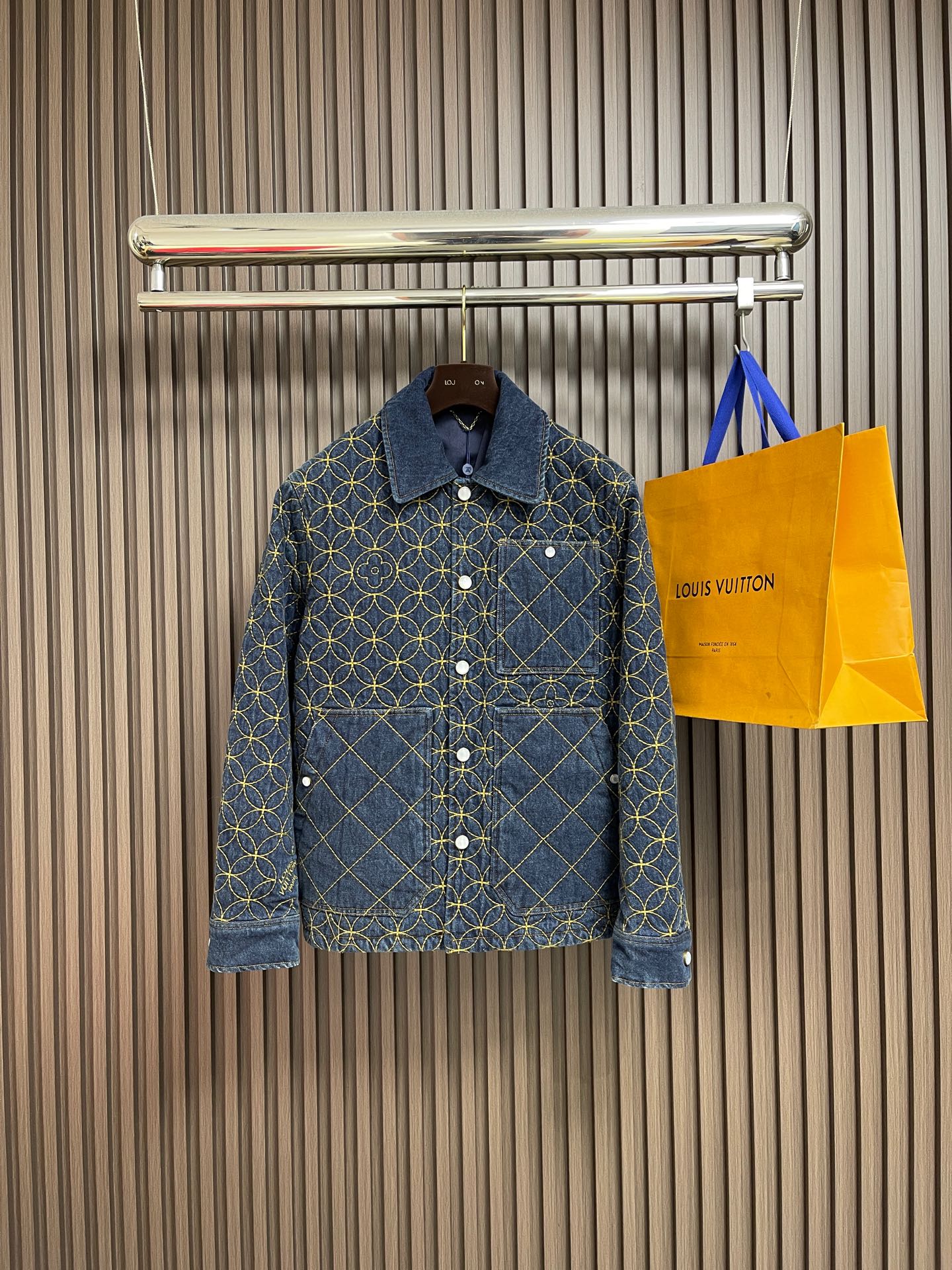 NO:613821,Jacket Shorts P LV ss new embroidered denim tunic jacket shorts suit, this denim work jacket is from the autumn and winter show Pharrell Williams and Nigo jointly created a cooperation series, showing the brand's exquisite craftsmanship. The full-width quilted Dandy Monogram pattern is embellished with the Louis Vuitton logo, showing Nigo's Japanese aesthetic heritage. The pearlescent buttons exude an elegant atmosphere and match the same style of shorts. Size S-XL  29-30-31-32 counter size,,louis vuitton,louis vuitton,shorts,jackets & coats,jackets & coats,alexander wang19860909外套 短裤P LV ss新款刺绣牛仔束腰夹克短裤套装,本款牛仔工装束腰夹克出自 秋冬秀场 Pharrell Williams与 Nigo 联袂打造的合作系列,尽显品牌精湛匠艺.全幅绗缝 Dandy Monogram 图案点缀路易威登标识,道出 Nigo的日式美学传承.珠光纽扣流露雅致气息,与同款短裤搭配相宜.尺码S-XL 29-30-31-32 专柜码数,,louis vuitton,louis vuitton,shorts,jackets & coats,jackets & coats,alexander wang,Men's clothing