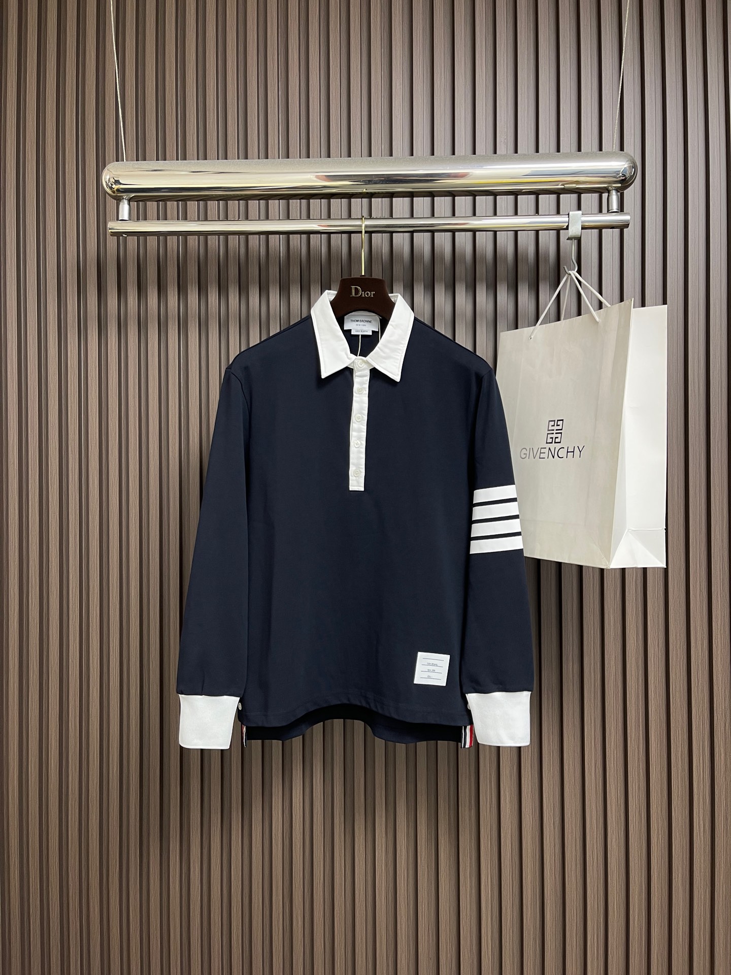 NO:613765,TB ThomBrowne Contrast collar, solid color, simple long-sleeved polo, minimalist style, simple design, classic logo, high weight singeing process, pure cotton fabric, comfortable and shiny, shirt polo collar, full of details. Size 1-2-3-4,,thom browne,alexander wang19860909TB ThomBrowne汤姆布朗 撞色领净色简约长袖polo 极简风格 简约设计经典标志 高克重烧毛工艺 纯棉面料 舒适有光泽 衬衣polo领 细节满满.尺码1-2-3-4,,thom browne,alexander wang,Men's clothing