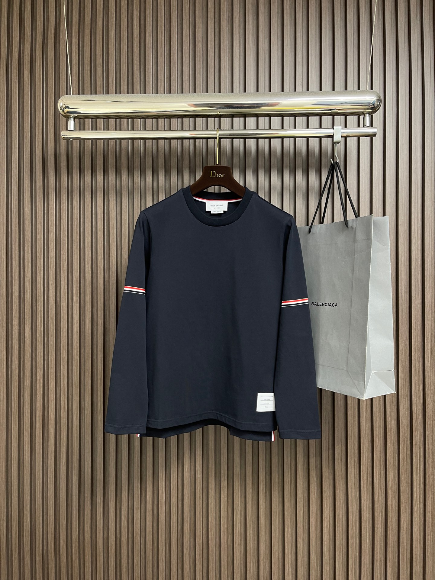 NO:627477,TB ThomBrowne 2025SS new arm-dyed three-color web long-sleeved T-shirt, still the iconic short front and long back design, pure cotton, combed cotton, soft and comfortable, loose version, same style for men and women. Size 1-2-3-4,,thom browne,tees,t-shirt,alexander wang19860909TB ThomBrowne汤姆布朗 2025SS新款手臂色织三色织带长袖T恤 还是标志性的前短后长设计 纯棉 精梳棉 柔软舒适 版型宽松 男女同款.尺码1-2-3-4,,thom browne,tees，t-shirt,alexander wang,Men's clothing