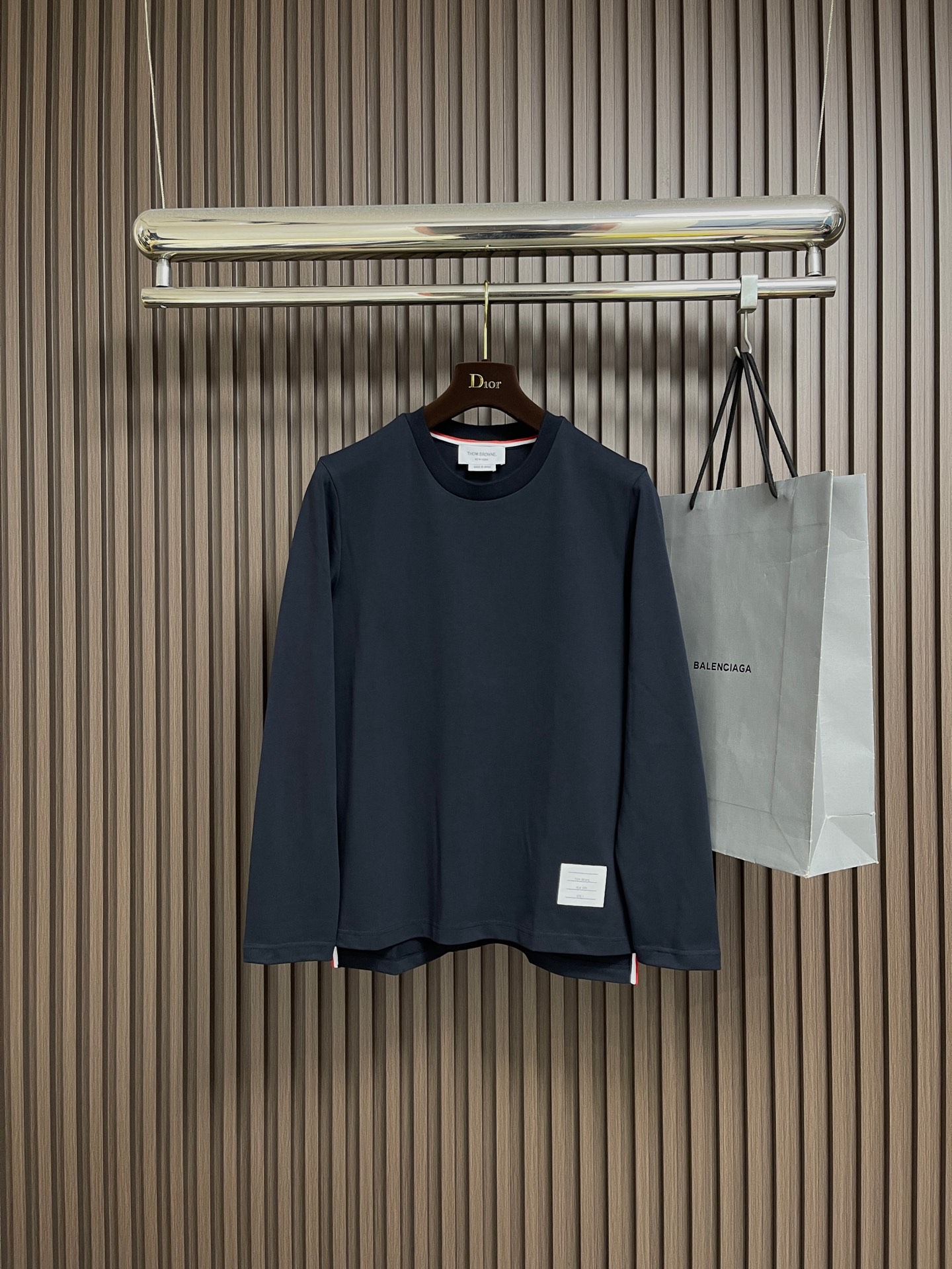 NO:627469,ThomBrowne TB back webbing long-sleeved T-shirt, selected high-quality high-end fabrics, natural, comfortable, breathable and gentle, red, white and blue stripes on the back, loose cut, versatile and fashionable. Size 1-2-3-4,,thom browne,tees,t-shirt,alexander wang19860909ThomBrowne汤姆布朗 TB 后幅织带长袖T恤,精选优质高端面料,自然舒适透气温柔,后背红白蓝三色条纹,宽松剪裁,百搭时尚.尺码1-2-3-4,,thom browne,tees，t-shirt,alexander wang,Men's clothing