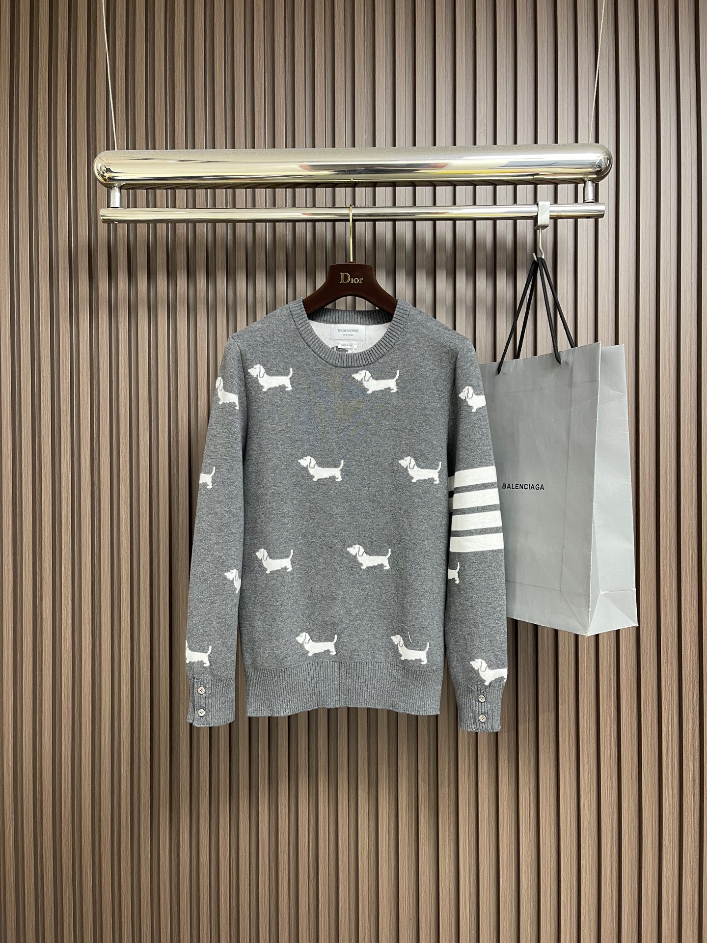 NO:613796,TB ThomBrowne All-over jacquard puppy round-neck knitted sweater, all-over puppy intarsia double-sided knitted three-dimensional woven, made of ZP consistent 40-count yarn material, German Stoll flat knitting machine 14 knitted pieces hem and cuff slit design, webbing slit. Size 1-2-3-4,,thom browne,sweaters,alexander wang19860909TB ThomBrowne汤姆布朗 满身提花小狗圆领针织毛衣 ,全身小狗嵌花双面针织立体机织,采用ZP一致40支纱线材质,德国斯托尔横机14针织片下摆袖口开叉设计 织带开边.尺码1-2-3-4,,thom browne,sweaters,alexander wang,Men's clothing