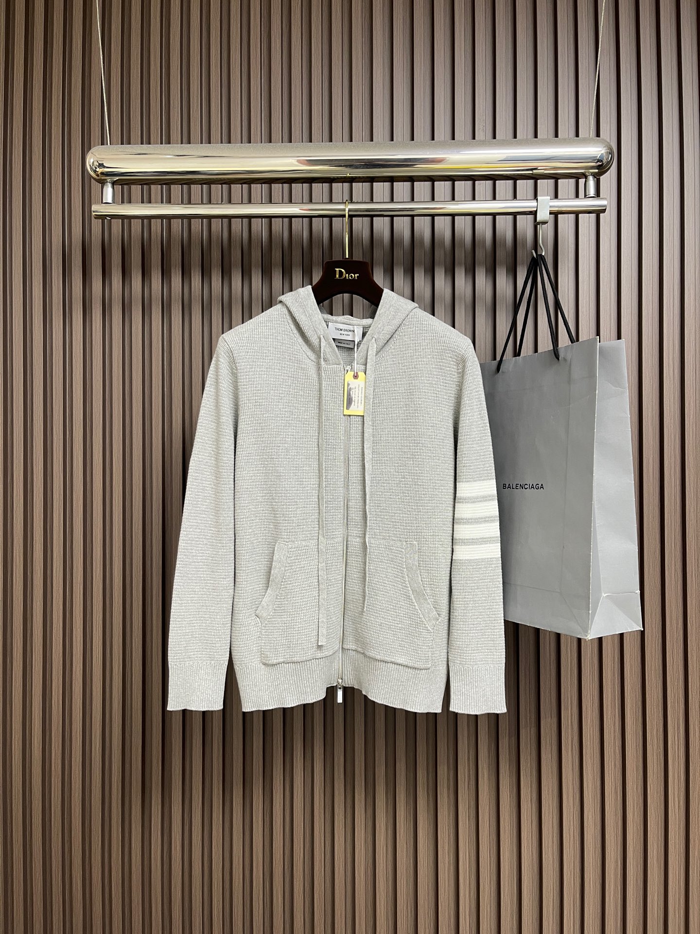 NO:613801,Thom Browne TB's new inlay four-bar hooded zipper jacket is knitted using Stoll's 14-needle special machine and 48-count cotton yarn. The original version has half-circle four-bar stripes on the 25-year-old classic four-bar stripe. The waffle knitted texture has a strong three-dimensional effect and double pockets. The hood rope is made of webbing and is about 2CM. The zipper uses a double-pull hardware buckle that can be pulled up and down for flexible dressing. Sizes 1-2-3-4, jackets &  coats,hats,alexander wang19860909Thom Browne TB 新款嵌条四杠连帽拉链外套,采用斯托尔14针专机采用48支棉纱针织而成,原版在25年经典属性四杠上面做了半围四杠条纹,华夫格针织纹理立体感强双插口袋,帽绳采用织带专机做到了2CM 左右,拉链采用的双拉头五金扣,可上下拉动灵活穿搭.尺码1-2-3-4,,jackets & coats,hats,alexander wang,Men's clothing