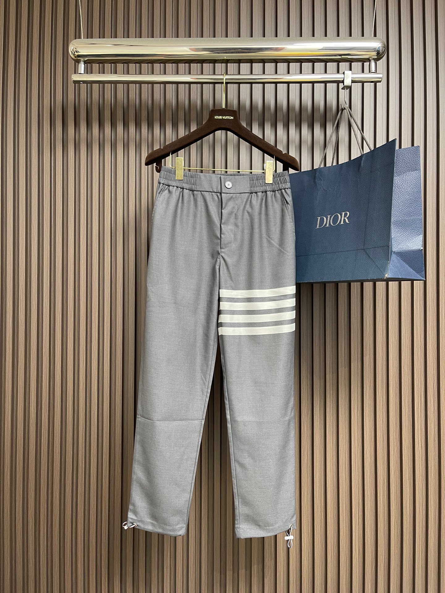 NO:613787,ThomBrowne TB yarn-dyed four-bar casual trousers. Classic yarn-dyed four-bar. Pure cotton worsted. The thickness and density are not very good. The inner yarn-dyed fabric is bone-wrapped. Foot retractable buckle. Size 1-2-3-4,,thom browne,alexander wang19860909ThomBrowne汤姆布朗 TB色织四杠休闲长裤 经典色织四杠 纯棉精纺 厚度和密度简直不要太好 内里色织布骨位包边 脚口伸缩扣.尺码1-2-3-4,,thom browne,alexander wang,Men's clothing