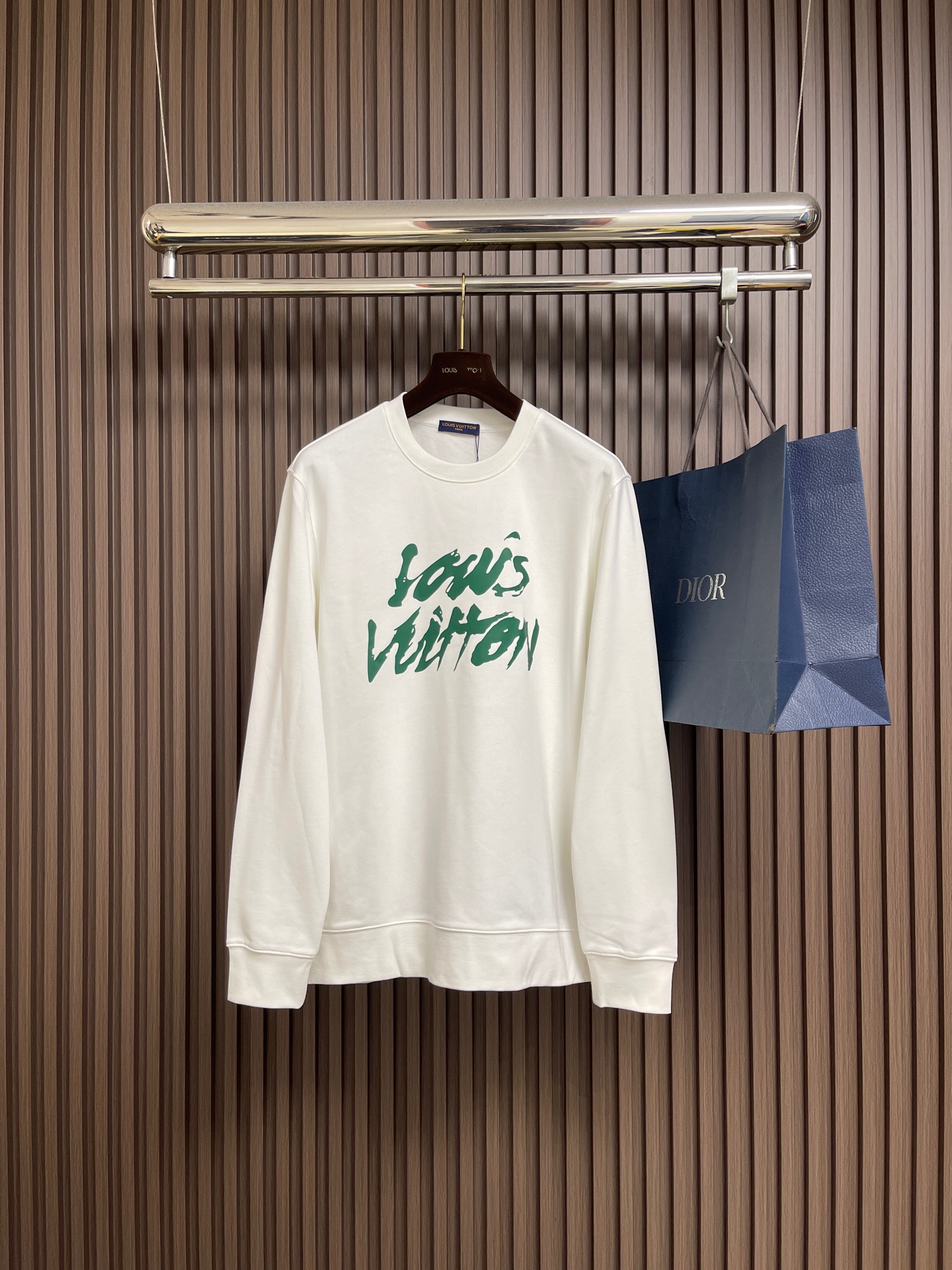 NO:613758,LV 2025SS new autumn and winter couple style round neck sweatshirt, brand element printing, made of customized high-weight double-ply fabric, the fabric has a solid feel, and is very high-grade, close-fitting, soft and delicate, very refined and tasteful, and can be matched casually with various styles. It is suitable and handsome and conforms to the current trend aesthetic. Customized 380g pure cotton double-ply fabric + thread dyed in the same vat, the fabric feels very comfortable. Sizes M-XXL M  Length 69 Shoulder width 48 Bust 112 Sleeve length 64 L length 71 Shoulder width 49 Bust 116 Sleeve length 65.519860909LV 2025SS秋冬新款情侣款圆领卫衣,品牌元素印花,定制高克重双股面料制作,面料手感扎实,上手非常有档次贴身柔软细腻,非常精致显品味,随意搭配各种都是妥妥的帅气符合当下的潮流审美.定制380克纯棉双股面料＋螺纹同缸染面料手感非常舒服 .尺码M-XXL M码 衣长69肩宽48胸围112袖长64 L码衣长71 肩宽49胸围116袖长65.5 XL码 衣长73 肩宽51胸围120袖长67 XXL码 衣长75 肩宽52胸围124袖长68.5,,louis vuitton,hoodie,sweatshirts,alexander wang,Men's clothing