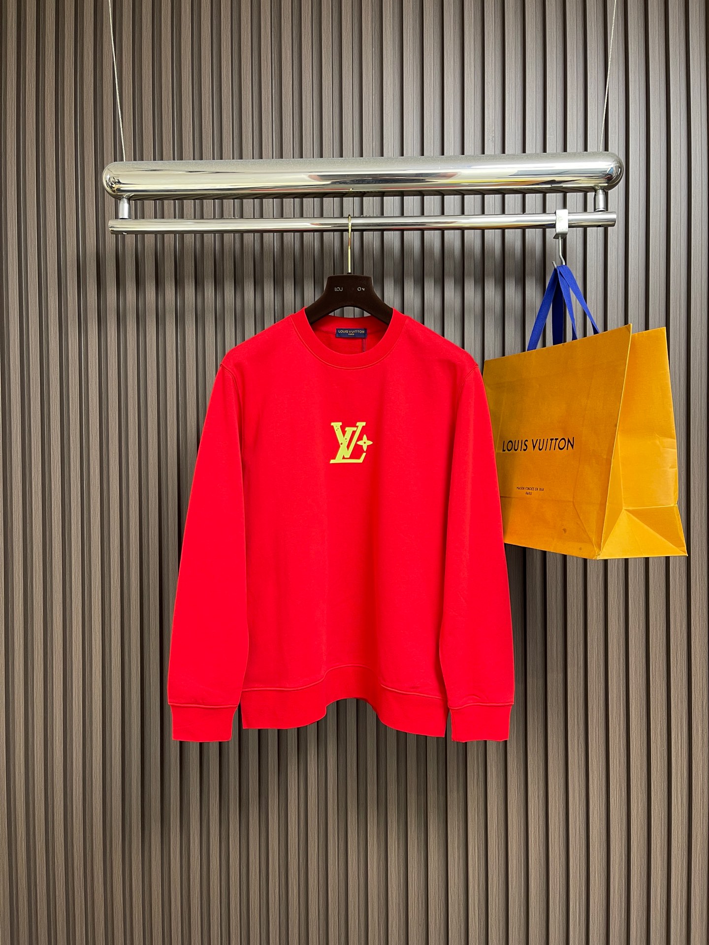 NO:627513,LV 2025SS  LOGO printed round neck long-sleeved sweatshirt, heavy felt knitted cotton, completely restored to the pattern, 420g terry bottom, 32 count, ready-to-wear washed twice, the fabric is comfortable and skin-friendly without any strange feeling, the pattern is soft and waxy, and the printing is made of fine  It is made by controlled heat melt offset printing. Temperature changes directly affect the gloss and elasticity of the offset printing. The precise offset printing body is smooth and delicate, with bright color. All accessories are customized by opening the mold. It is time-consuming and labor-intensive just to achieve the same consistency as the original version. Sizes M-XXL  Size M, length 69, shoulder width 48, bust 112, sleeve length 64, size L, length 71, shoulder width 49, bust 116, sleeve length 65.519860909LV 2025SS LOGO印花圆领长袖卫衣,重磅毛毡针织棉,完全对版还原,420克毛圈底32支,成衣两遍水洗处理,面料舒适亲肤无异感,版型松软糯感十足,印花采用精控热熔胶印而成,温度的变化直接影响胶印的光泽和弹性,精准的胶印体光滑细腻,色泽亮丽,开模定制全部辅料配件.耗时耗力只为达到原版一致.尺码M-XXL M码 衣长69肩宽48胸围112袖长64 L码衣长71 肩宽49胸围116袖长65.5 XL码 衣长73 肩宽51胸围120袖长67 XXL码 衣长75 肩宽52胸围124袖长68.5,,louis vuitton,hoodie,sweatshirts,alexander wang,Men's clothing