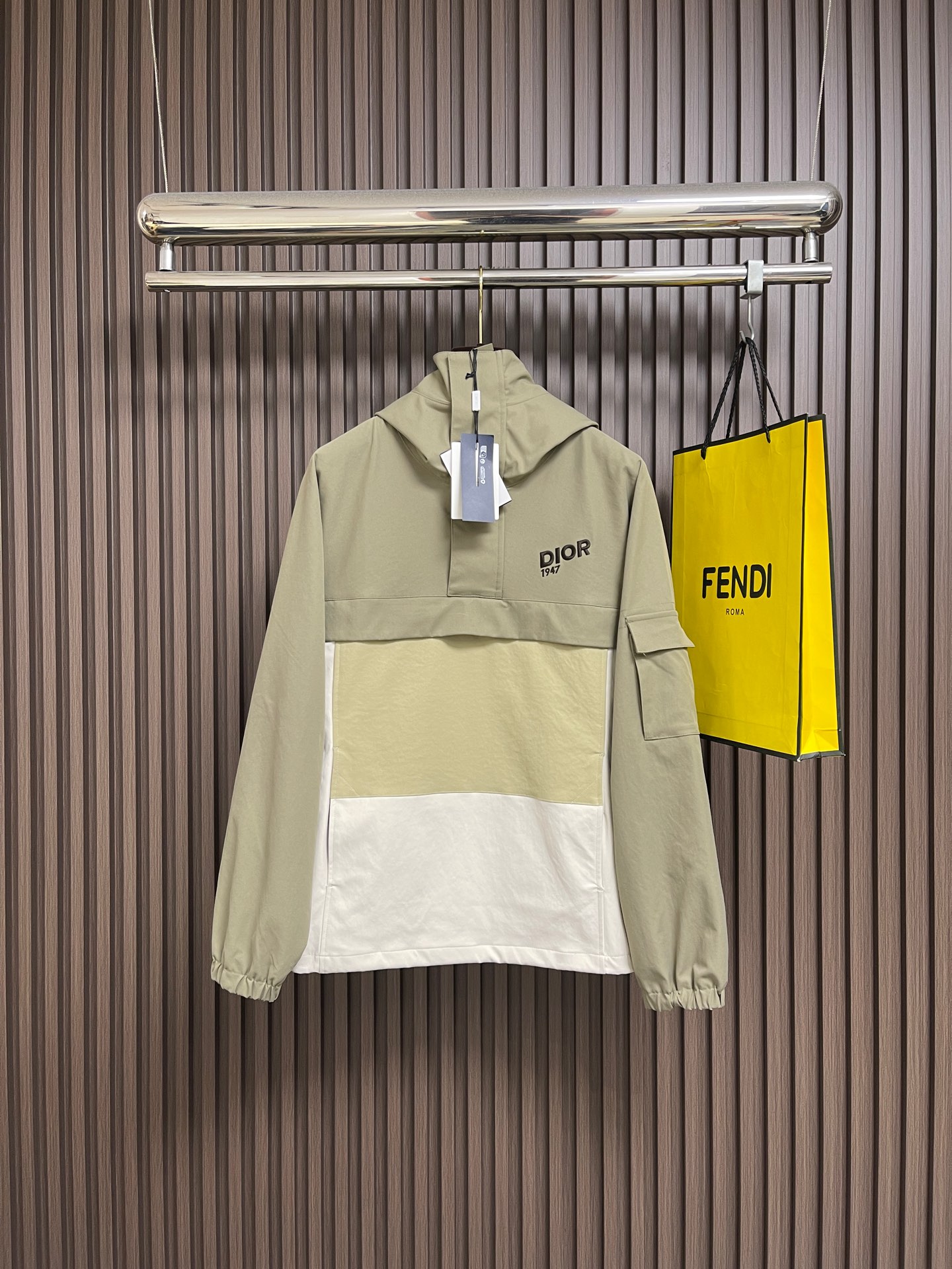 NO:627533,Dior 2026ss early spring color-blocked hooded jacket, cotton twill fabric + three-proof function, skin-friendly and breathable, stacked hood design + chest embroidery, custom hardware three labels, dropped shoulder silhouette, versatile and practical. Sizes 46-52, dior, jackets & coats, hats, alexander wang19860909Dior 2026ss早春拼色连帽冲锋衣外套,棉质斜纹面料＋三防功能,亲肤透气,叠帽设计＋前胸绣花,定制五金三标,落肩廓形,百搭实穿.尺码46-52,,dior,jackets & coats,hats,alexander wang,Men's clothing