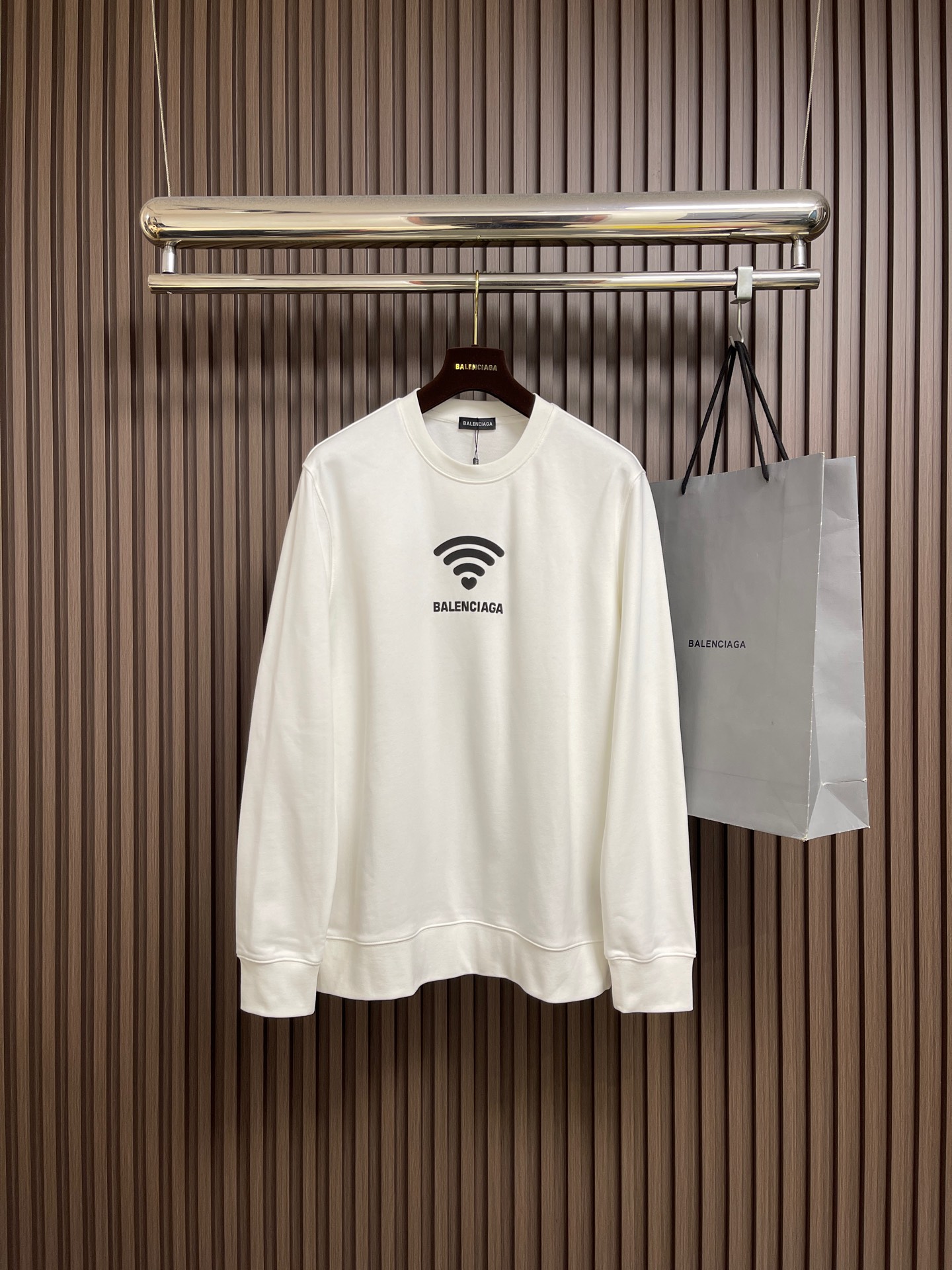 NO:627496,Balenciaga Balenciaga 2025ss Valentine's Day limited pattern printed round neck sweatshirt, 400g double-ply large terry fabric dyed in the same vat. It feels very comfortable, fashionable and personalized. It is a super versatile and good-looking sweatshirt, very suitable for both men and women. A must-have. Size M-XXL M code, length 69, shoulder width 48, bust 112, sleeve length 64, size L, length 71, shoulder width 49, bust 116, sleeve length 65.5  Dress length 73, shoulder width 51, bust 120, sleeve length 67 XXL size, dress length 75, shoulder width 52, bust 124, sleeve length 68.5,,balenciaga,balenciaga,hoodie,sweatshirts,alexander wang19860909Balenciaga巴黎世家2025ss情人节限定图案印花圆领卫衣,400克双股大毛圈面料同缸染面料 手感非常舒服,时尚又个性 超级百搭好看的一款卫衣,男女都非常合适 人手必备款.尺码M-XXL M码 衣长69肩宽48胸围112袖长64 L码衣长71 肩宽49胸围116袖长65.5 XL码 衣长73 肩宽51胸围120袖长67 XXL码 衣长75 肩宽52胸围124袖长68.5,,balenciaga,balenciaga,hoodie,sweatshirts,alexander wang,Men's clothing