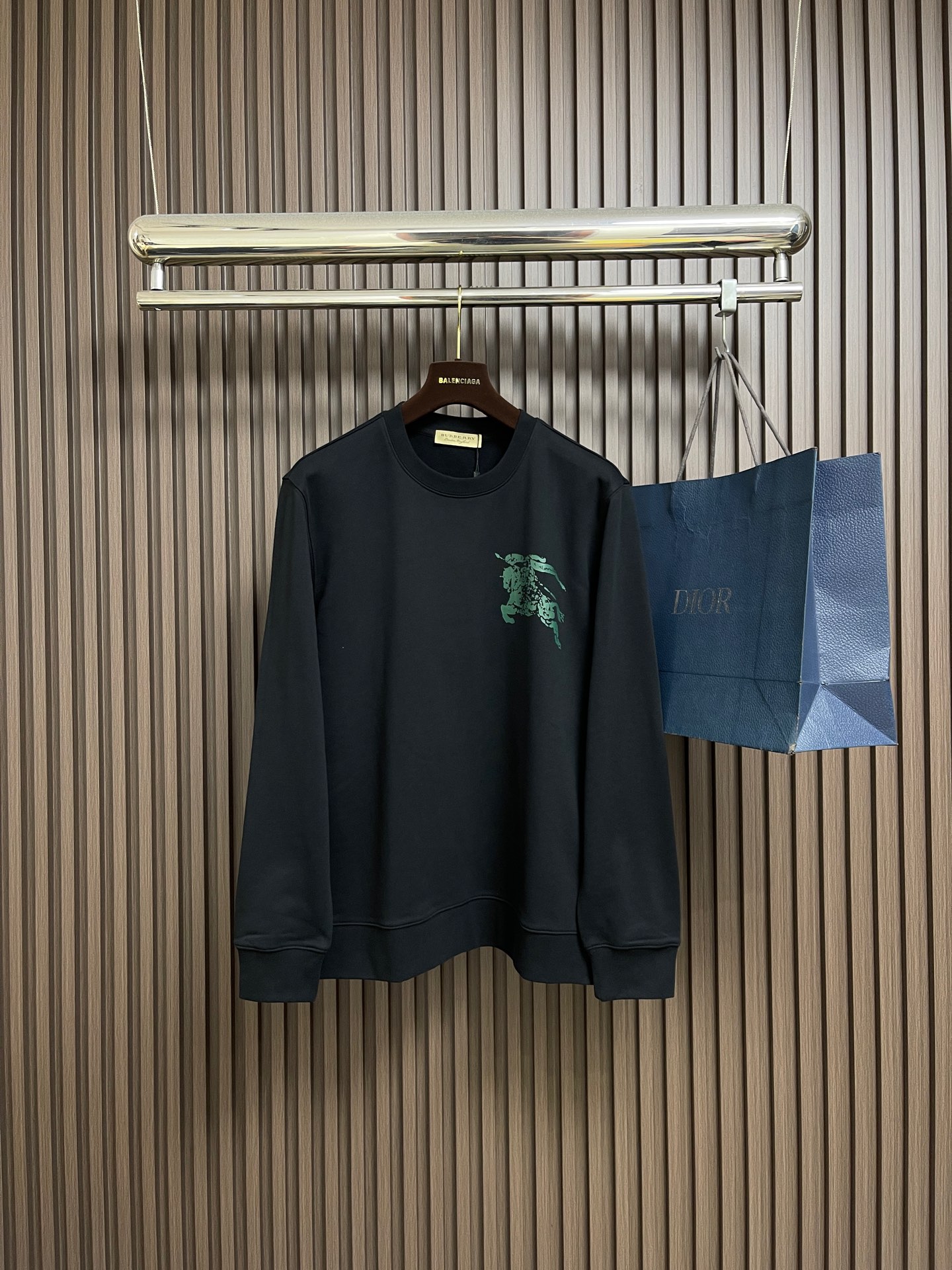 NO:627557,Burberry 2025Fw  Colorful knight war horse printed round neck sweatshirt, selected from high-quality cotton, soft and skin-friendly. Clean lines, not bloated. Fine workmanship, not easy to deform after long-term wear. The war horse on the chest is matched with colors, with distinct three-dimensional relief and fine expression of the printed pattern. The fingertips touch the puff glue to bid farewell to the plane, and are three-dimensionally outlined by innovative puff glue technology. It feels slightly elastic, perfectly presented through high-precision printing, with saturated colors and clean lines. Sizes M-XXL M  Length 69 Shoulder width 48 Bust 112 Sleeve length 64 L length 71 Shoulder width 49 Bust 116 Sleeve length 65.519860909Burberry 2025Fw 彩色骑士战马印花圆领卫衣,精选优质棉,触感软糯亲肤.线条利落,不臃肿.做工精细,久穿不易变形.胸前战马以色彩搭配,层次分明的立体浮雕感与印花图案的精细表现,指尖轻触泡芙胶告别平面,由创新泡芙胶技术立体勾勒.触感微弹,通过高精度印花完美呈现,色彩饱和,线条利落.尺码M-XXL M码 衣长69肩宽48胸围112袖长64 L码衣长71 肩宽49胸围116袖长65.5 XL码 衣长73 肩宽51胸围120袖长67 XXL码 衣长75 肩宽52胸围124袖长68.5,,burberry,hoodie,sweatshirts,alexander wang,Men's clothing