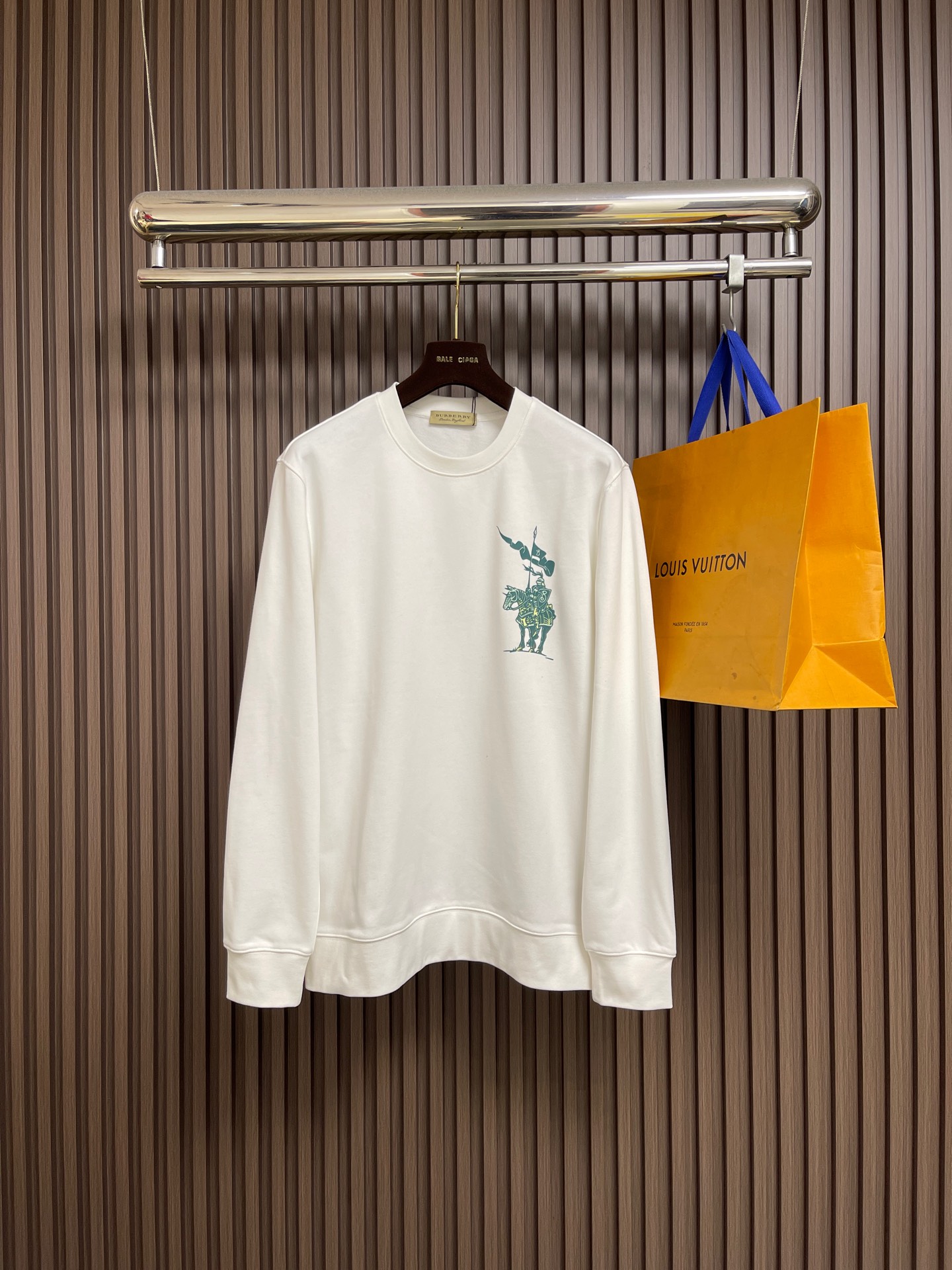 NO:627510,Burberry war horse print logo crew neck sweatshirt, knitted crew neck cotton crew neck sweatshirt, terry cotton fabric, big war horse logo print on the chest, ribbed knit collar, classic tailoring, same style for men and women. Sizes M-XXL M size Length 69 shoulder width 48 chest size 112 sleeve length 64 L size length 71 shoulder width 49 chest size 116 sleeve length 65.5 XL size clothing length 73  Shoulder width 51, bust 120, sleeve length 67, XXL size, clothing length 75, shoulder width 52, bust 124, sleeve length 68.5, burberry, hoodie, sweatshirts, alexander wang19860909Burberry 战马印花logo圆领卫衣,针织圆领棉布圆领卫衣,毛圈棉质面料,前胸品牌战马大logo印花,罗纹针织衣领,经典剪裁版型,男女同款.尺码M-XXL M码 衣长69肩宽48胸围112袖长64 L码衣长71 肩宽49胸围116袖长65.5 XL码 衣长73 肩宽51胸围120袖长67 XXL码 衣长75 肩宽52胸围124袖长68.5,,burberry,hoodie,sweatshirts,alexander wang,Men's clothing