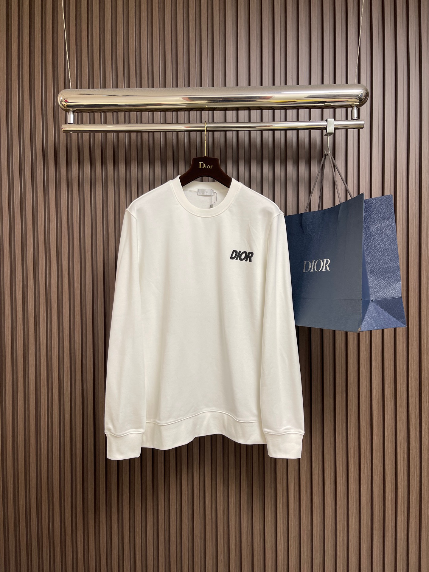 NO:627502,Dior 2025SS offset logo-printed round-neck pullover sweatshirt, made of custom-made plain cotton material. The fabric is thick and moderate, feels smooth, delicate and elastic, making it more comfortable to wear, and can easily create a spring and summer look that can be worn alone with an inner layer!  Low-key luxury logo pattern decoration, letter offset printing technology to create exquisite details, showing the most beautiful modern fashion sense!  Regular cut design, the upper body is casual and versatile!  Sizes M-XXL M Size Length 69 Shoulder Width 48 Bust 112 Sleeve Length 64 L Size Length 71 Shoulder Width 49 Bust 116 Sleeve Length 65.519860909Dior 2025SS胶印logo标识印花圆领套头卫衣,客供定制平纹棉布材质制成,面料厚实适中,手感爽滑细腻且富有弹性,令着穿更加贴合舒适,轻松演绎单穿内搭的春夏造型！低调奢华标识图案装饰,字母胶印工艺打造细节做工精湛到位,展现出最唯美现代时尚感！常规的版型裁剪设计,上身休闲百搭不挑人！尺码M-XXL M码 衣长69肩宽48胸围112袖长64 L码衣长71 肩宽49胸围116袖长65.5 XL码 衣长73 肩宽51胸围120袖长67 XXL码 衣长75 肩宽52胸围124袖长68.5,,dior,hoodie,sweatshirts,alexander wang,Men's clothing