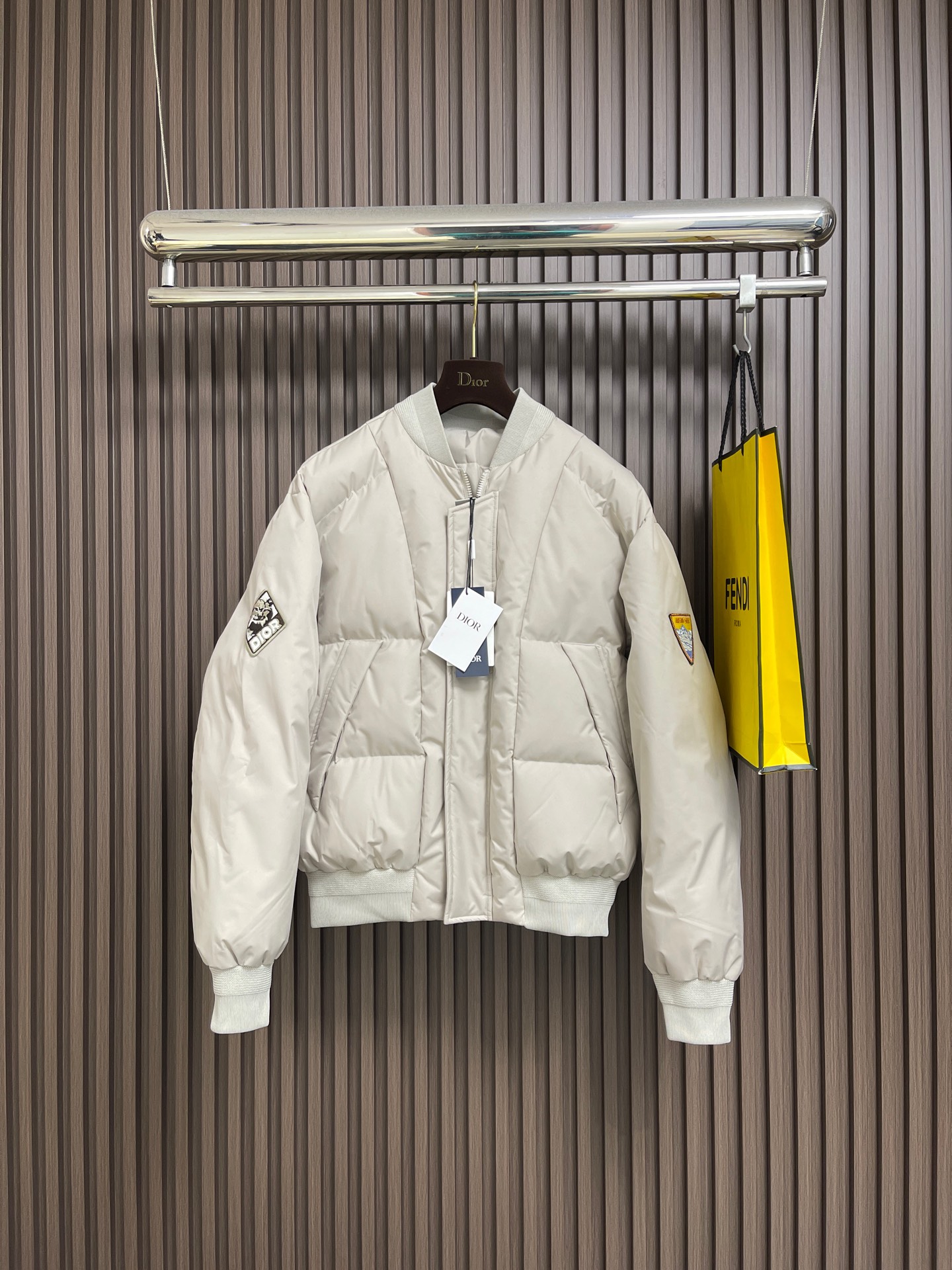 NO:624436,Dior  The new 2025SS autumn and winter assault cotton jacket is an outdoor clothing that combines functionality and fashion, specially designed to cope with changeable climates. Its core advantage lies in the thickened cotton structure, which locks in body temperature through high-quality filling cotton, and forms a double barrier with windproof fabric, which can not only resist cold wind invasion, but also protect in humid environments  Keep you dry. For example, the Camel outdoor quilted jacket uses a combination of a hard-shell waterproof outer layer and a soft quilted inner liner. It can effectively block rainwater penetration and maintain internal warmth during the rainy season on the plateau or when camping at night. It has been measured that it can still provide lasting comfort in low temperature environments of -5℃ to 10℃. In terms of functional design, this type of jacket  The jacket continues the professional genes of the jacket, and is equipped with an adjustable hood, windproof drawstring cuffs and breathable zippers under the armpits to ensure free movement of the limbs while avoiding heat loss. Some styles, such as the new 2025 cotton style, also adopt three-dimensional tailoring and multi-pocket designs, which not only meet the practical needs of mountaineering, hiking and other sports scenes,  It can also be adapted to daily casual wear through color matching, slim fit and other elements. In addition, its wear-resistant fabric and fine craftsmanship extend its service life, and it is not easily damaged even if it is frequently rubbed or pulled, making it a cost-effective choice for outdoor enthusiasts and urban commuters. Sizes 46-52, dior, jackets  & coats,jackets & coats,hats,alexander wang19860909Dior 2025SS秋冬新款冲锋棉夹克外套,是融合功能性与时尚感的户外服饰,专为应对多变气候设计.其核心优势在于加棉加厚结构,通过优质填充棉锁住体温,配合防风面料形成双重屏障,既能抵御寒风侵袭,又能在潮湿环境中保持干爽.例如骆驼户外夹棉冲锋衣,采用硬壳防水外层与柔软夹棉内胆的组合,在高原雨季或夜间露营时,可有效阻隔雨水渗透并维持内部温暖,实测在﹣5℃至10℃的低温环境中仍能提供持久舒适感.功能设计上,这类夹克延续冲锋衣的专业基因,配备可调节连帽、防风抽绳袖口及腋下透气拉链,确保肢体活动自如的同时避免热量流失.部分款式如棉致2025新款,还采用立体剪裁与多口袋设计,既满足登山、徒步等运动场景的实用需求,又能通过拼色、修身版型等元素适配日常休闲穿搭.此外,其耐磨面料与精细工艺延长了使用寿命,即使频繁摩擦或拉扯也不易损坏,成为户外爱好者与城市通勤族的性价比之选.尺码46-52,,dior,jackets & coats,jackets & coats,hats,alexander wang,Men's clothing