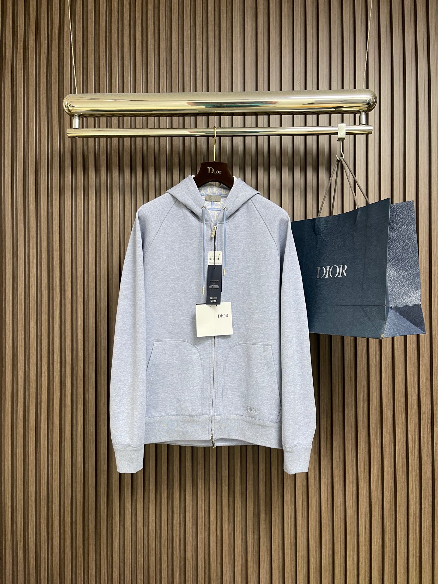 NO:624411,Tops pants Dior  Hooded zippered sweatshirt and sweatpants suit, which is not easy to deform after long-term wear. The loose shoulder cut is suitable for all kinds of body shapes, and has both a sense of leisure and relaxation and outdoor functionality; the length is moderate, not weighing down your height, and it can be worn neatly in daily wear. The metal two-way zipper is thick, smooth and durable, and the zipper puller adopts the brand logo.  Unique geometric shape, the details show quality; ribbed cuffs, moderate elasticity, can fit the body shape and prevent wind, without feeling tight and restrictive. Sizes S-XL, dior, hoodie, sweatshirts, hats, alexander  wang19860909上衣 裤子 Dior 连帽拉链卫衣卫裤套装,久穿不易变形.宽松落肩剪裁,适配各类身形,兼具休闲松弛感与户外功能性；衣长适中,不压身高,日常搭配都利落.金属双向拉链,质感厚重、顺滑耐用,拉链头采用品牌标志性的几何造型,细节处彰显品质；罗纹袖口,弹性适中,既能贴合身形防风,又不会有紧绷束缚感.尺码S-XL,,dior,hoodie,sweatshirts,hats,alexander wang,Men's clothing