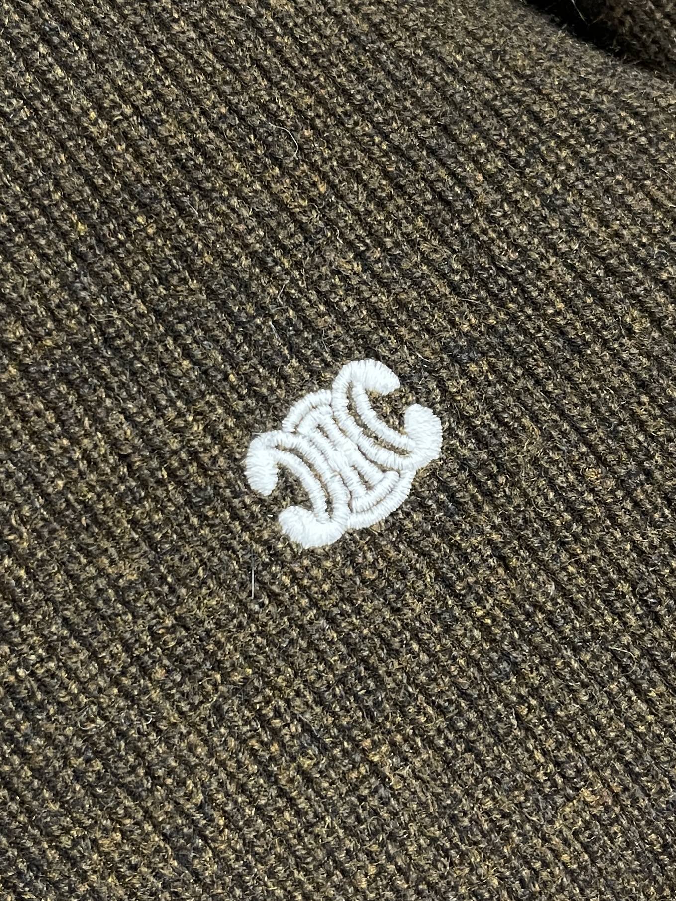 🛒🛒Celine 凯旋门毛衣针织外套， 舒适贴肤 以一抹深邃黑幕为底 深達与高贵的极致融合 标志性Cel