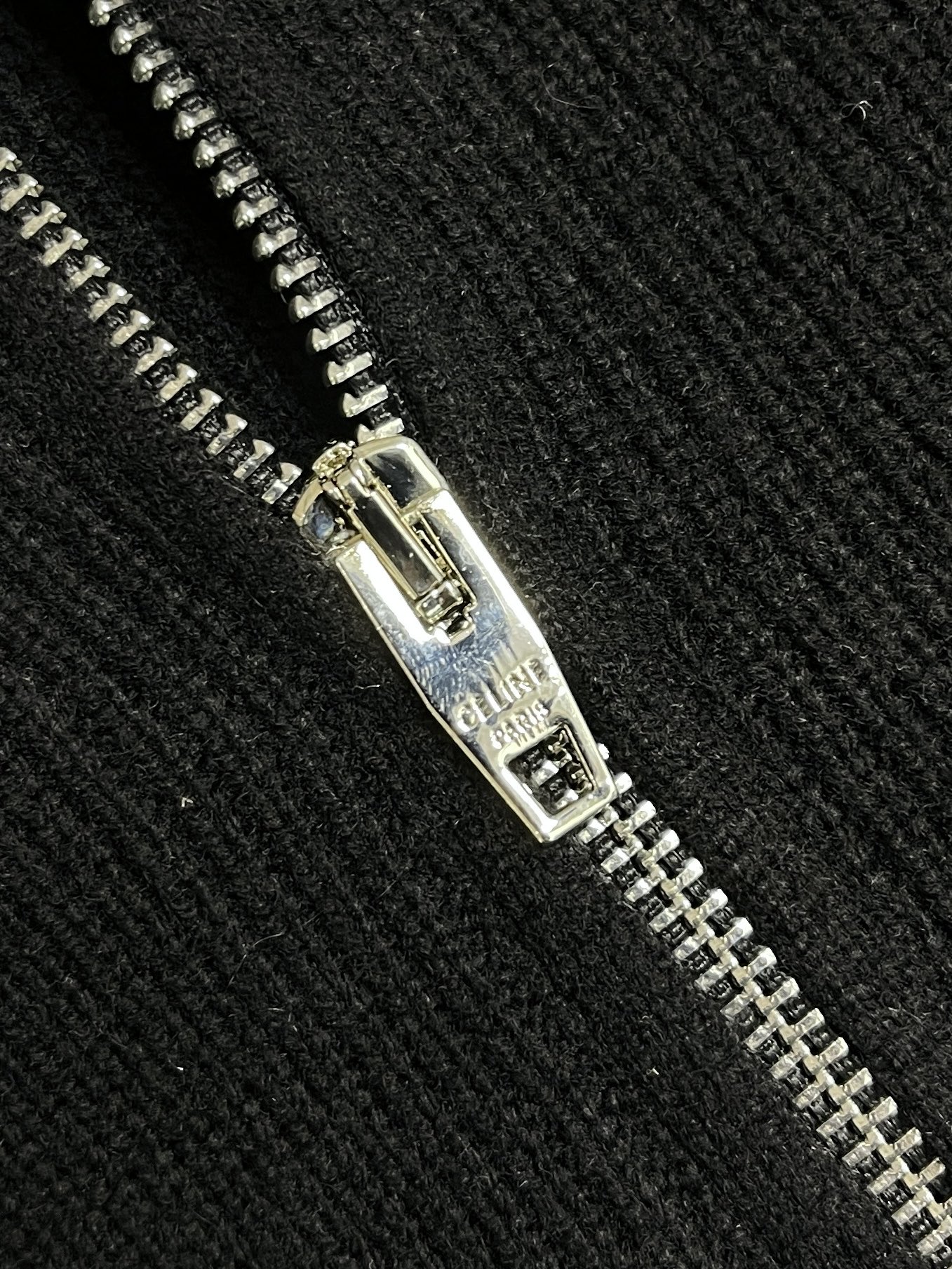 🛒🛒Celine 凯旋门毛衣针织外套， 舒适贴肤 以一抹深邃黑幕为底 深達与高贵的极致融合 标志性Cel