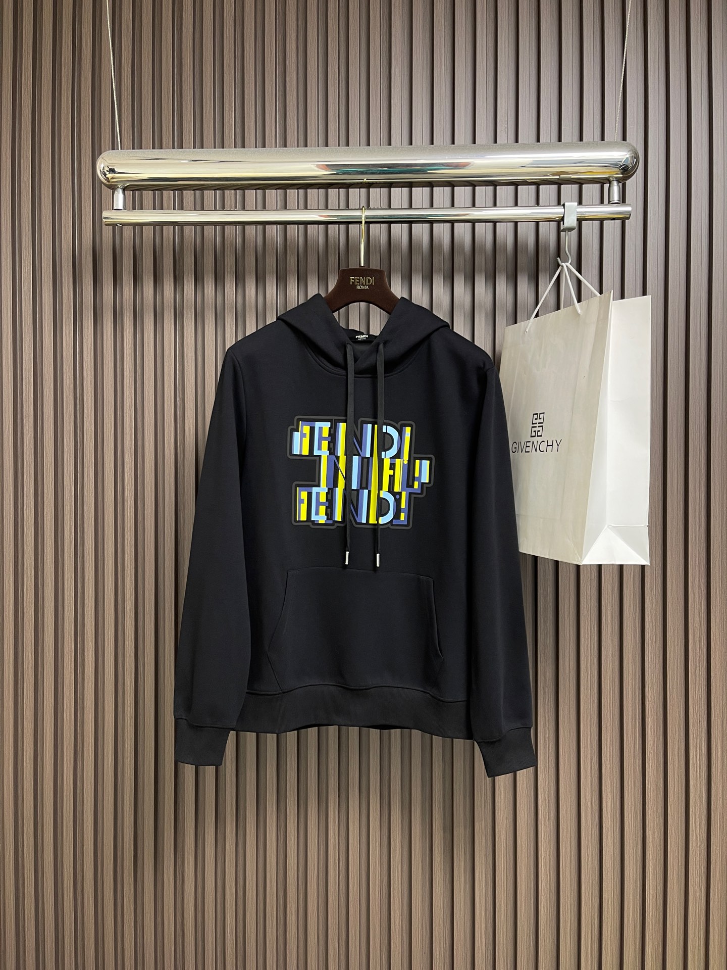 NO:627565,Fendi 2025ss new hooded sweatshirt.  Clean version recommended.  Exquisite logo printing on the chest.  Simple and advanced without being verbose!  Heavy industry 3D printing.  380g terry sweatshirt. Size M-3XL M size Length 67 Bust 112 Shoulder width 42.7 L size Length 68 Bust 116 Shoulder width 43.9  Shoulder width 47.5, fendi, hoodie, sweatshirts, hats, alexander wang19860909Fendi 2025ss新款连帽卫衣．净版推荐．胸口精致logo印花．简单高级不啰嗦！重工3d立体印花．380g毛圈卫衣.尺码M-3XL M码衣长67 胸围112 肩宽42.7 L码 衣长68 胸围116 肩宽43.9 XL码 衣长69 胸围120 肩宽45.1 2XL码 衣长70 胸围124 肩宽46.3 3XL码 衣长71 胸围128 肩宽47.5,,fendi,hoodie,sweatshirts,hats,alexander wang,Men's clothing