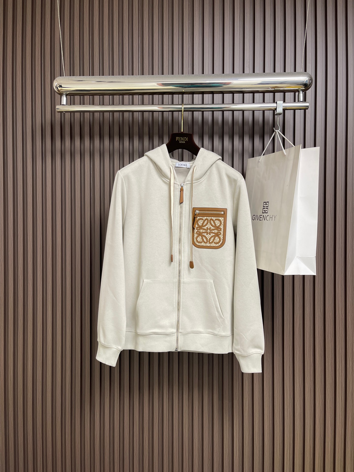 NO:660949,Loewe 2025fw new autumn and winter micro-label drawstring hooded sweatshirt. Warm, comfortable and easy to wear in autumn and winter. Stiff and stylish. Hooded zipper sweatshirt style. Oversized. Easy to put on and take off. Loewe and relaxed. It adds youthful vitality to the overall shape. Sizes M-3XL. M size. Length 66. Bust 112. Shoulder width 47.  Bust 120, shoulder width 49, XXL, dress length 72, bust 124, shoulder width 50, XXXL, dress length 74, chest 128, shoulder width 51,,loewe,versace,hoodie,sweatshirts,hats, 19860909Loewe 2025fw秋冬新款 微标抽绳连帽卫衣 秋冬保暖舒适好穿 挺括有型 连帽拉链卫衣版型 oversized宽大风格穿脱方便 松髦松弛 为整体造型增添了青春活力 尺码M-3XL M码 衣长66 胸围112肩宽47 L码 衣长68 胸围116肩宽48 XL码衣长70 胸围120肩宽49 XXL码 衣长72 胸围124肩宽50 XXXL码 衣长74 胸围128肩宽51,,loewe,versace,hoodie,sweatshirts,hats, ,Men's clothing