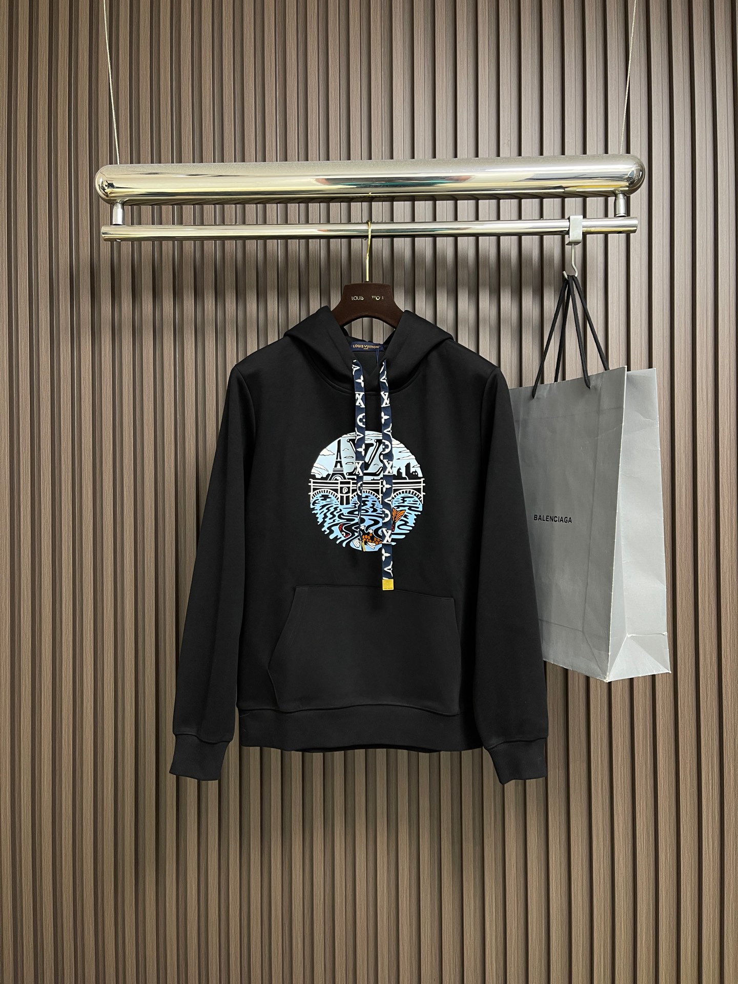 NO:627541,LV classic illustration printed hooded sweatshirt, original customer-supplied fabric, dyed in the same vat, feels very comfortable, fashionable and personalized, super versatile and good-looking, very suitable for both men and women, a must-have style, tag, collar label, washed wheat, complete with three standards. Sizes M-3XL  Bust 120 Shoulder Width 45.1 2XL Length 70 Bust 124 Shoulder Width 46.3 3XL Length 71 Bust 128 Shoulder Width 47.5,,louis vuitton,hoodie,sweatshirts,hats,alexander wang19860909LV 经典插画印花连帽卫衣,原版客供面料 同缸染面料 手感非常舒服 时尚又个性 超级百搭好看的一款 男女都非常合适 人手必备款 吊牌 领标 水洗麦 三标齐全.尺码M-3XL M码衣长67 胸围112 肩宽42.7 L码 衣长68 胸围116 肩宽43.9 XL码 衣长69 胸围120 肩宽45.1 2XL码 衣长70 胸围124 肩宽46.3 3XL码 衣长71 胸围128 肩宽47.5,,louis vuitton,hoodie,sweatshirts,hats,alexander wang,Men's clothing