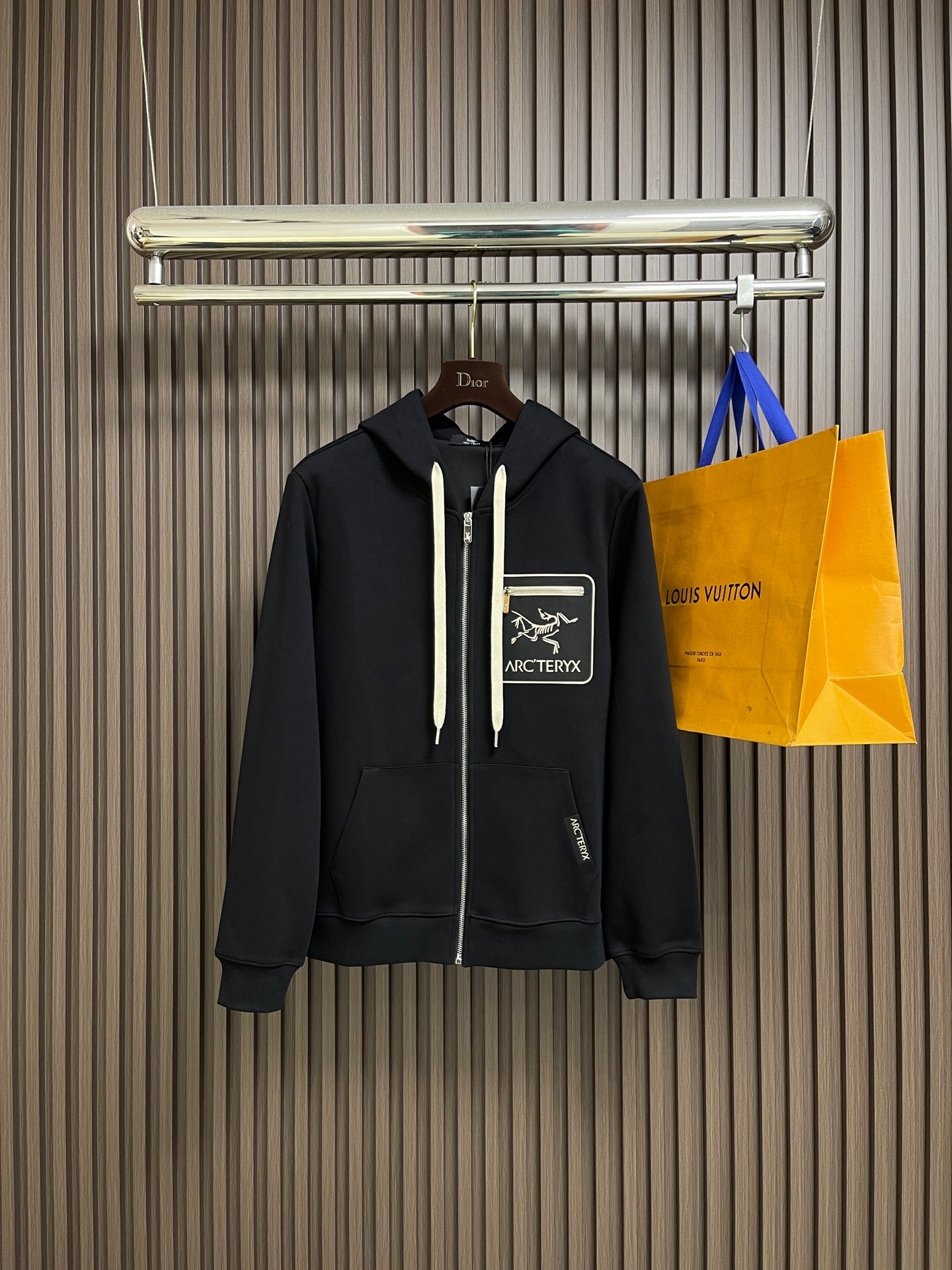 NO:627573,The complete Arcteryx logo logo zipper hooded sweatshirt jacket and sweatpants suit, custom-woven and dyed 420g cotton fabric, very stylish when worn alone or mixed and matched, simple and fashionable, highly recognizable. Both natural and layered. Classic os silhouette, whether worn alone or underneath, it is super tonal. Sizes M-3XL Top M size Length 66 Bust 112 Shoulder width 47 L Length 68  Bust 116, shoulder width 48, XL size, clothing length 70, bust 120, shoulder width 49, XXL size, clothing length 72, bust 124, shoulder width 50,  Hips 116 pants length 100 XXL waist 88 hips 118 pants length 101 XXXL waist 92 hips 120 pants length 102,arc'teryx,hoodie,sweatshirts,jackets & coats,hats,alexander wang19860909整套Arcteryx 始祖鸟 logo 标识拉链连帽卫衣外套卫裤套装,定织定染420g全棉面料,单穿或混搭都很有味道,简约时尚,辨识度高.既自然又有层次.经典 os 廓型,无论单穿内搭都超有调性.尺码M-3XL 上衣 M码 衣长66 胸围112肩宽47 L码 衣长68 胸围116肩宽48 XL码衣长70 胸围120肩宽49 XXL码 衣长72 胸围124肩宽50 XXXL码 衣长74 胸围128肩宽51 裤子 M码 腰围76 臀围112裤长98 L码 腰围80 臀围114裤长99 XL码 腰围84 臀围116裤长100 XXL码 腰围88 臀围118裤长101 XXXL码腰围92 臀围120裤长102,arc'teryx,hoodie,sweatshirts,jackets & coats,hats,alexander wang,Men's clothing