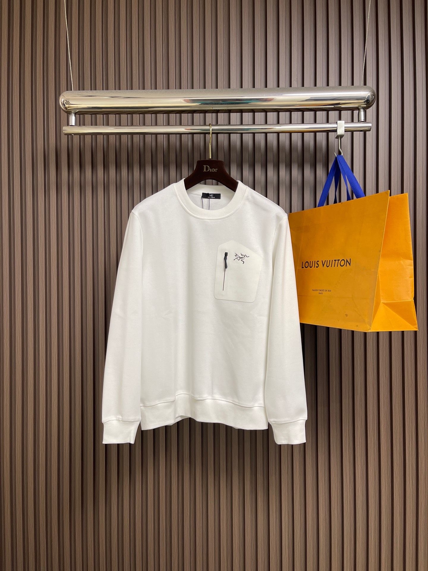 NO:660961,The complete set of Arcteryx logo round neck sweatshirt, jacket and sweatpants suit, custom-woven and dyed 420g cotton fabric, very stylish to wear alone or mixed and matched, simple and fashionable, highly recognizable. It is natural and layered. Classic os silhouette, whether worn alone or worn inside, it is super tonal. Size M-3XL, arc'teryx, hoodie, sweatshirts, jackets & coats,  19860909整套 Arcteryx 始祖鸟 logo 标识圆领卫衣外套卫裤套装,定织定染420g全棉面料,单穿或混搭都很有味道,简约时尚,辨识度高.既自然又有层次.经典 os 廓型,无论单穿内搭都超有调性.尺码M-3XL,arc'teryx,hoodie,sweatshirts,jackets & coats, ,Men's clothing