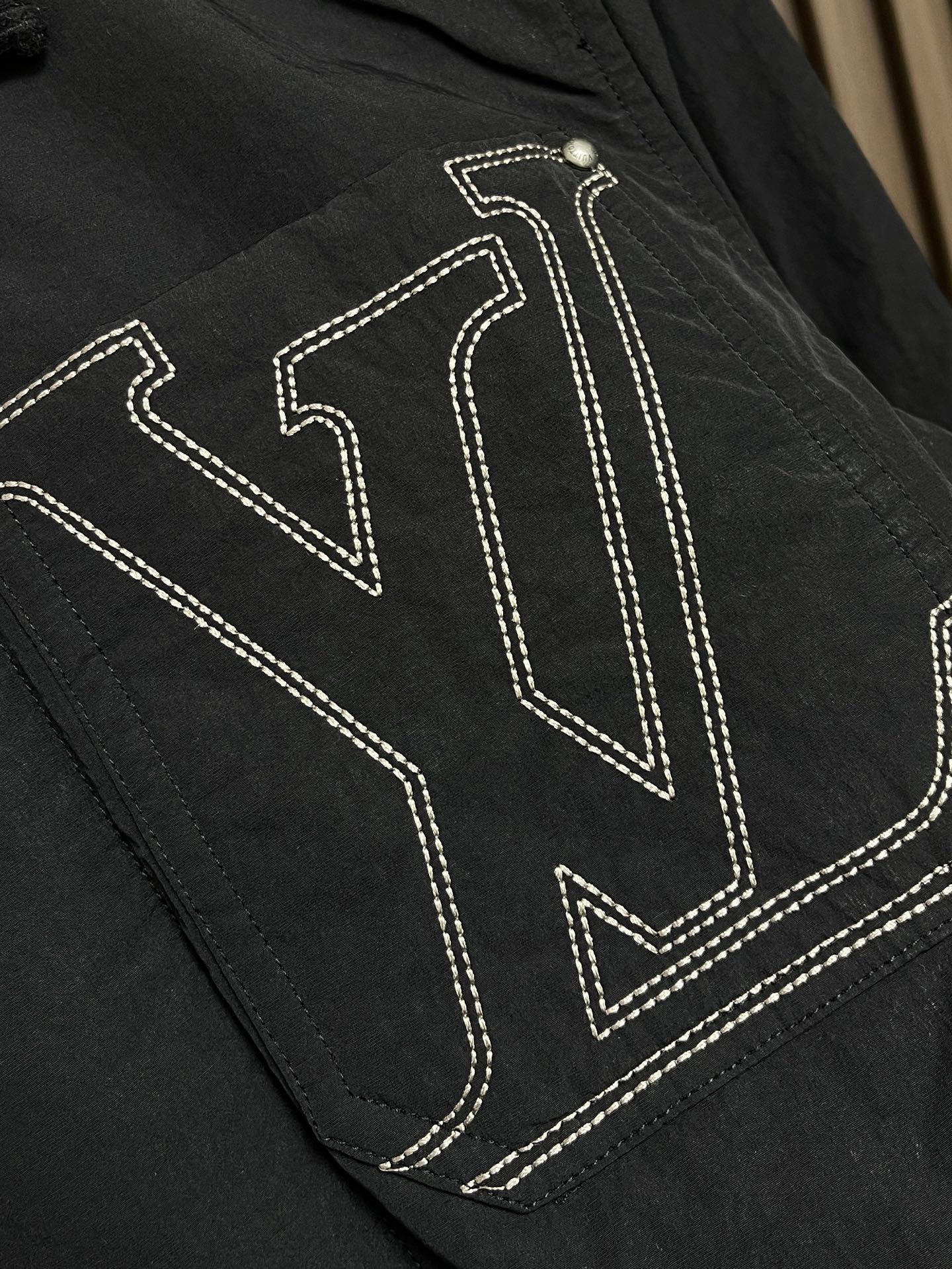 🛒🛒LV 2025ss秋冬新款锦纶混纺工装夹克，这款工装夹克配备考究灯芯绒衣领，四季皆宜；防泼水锦纶混纺