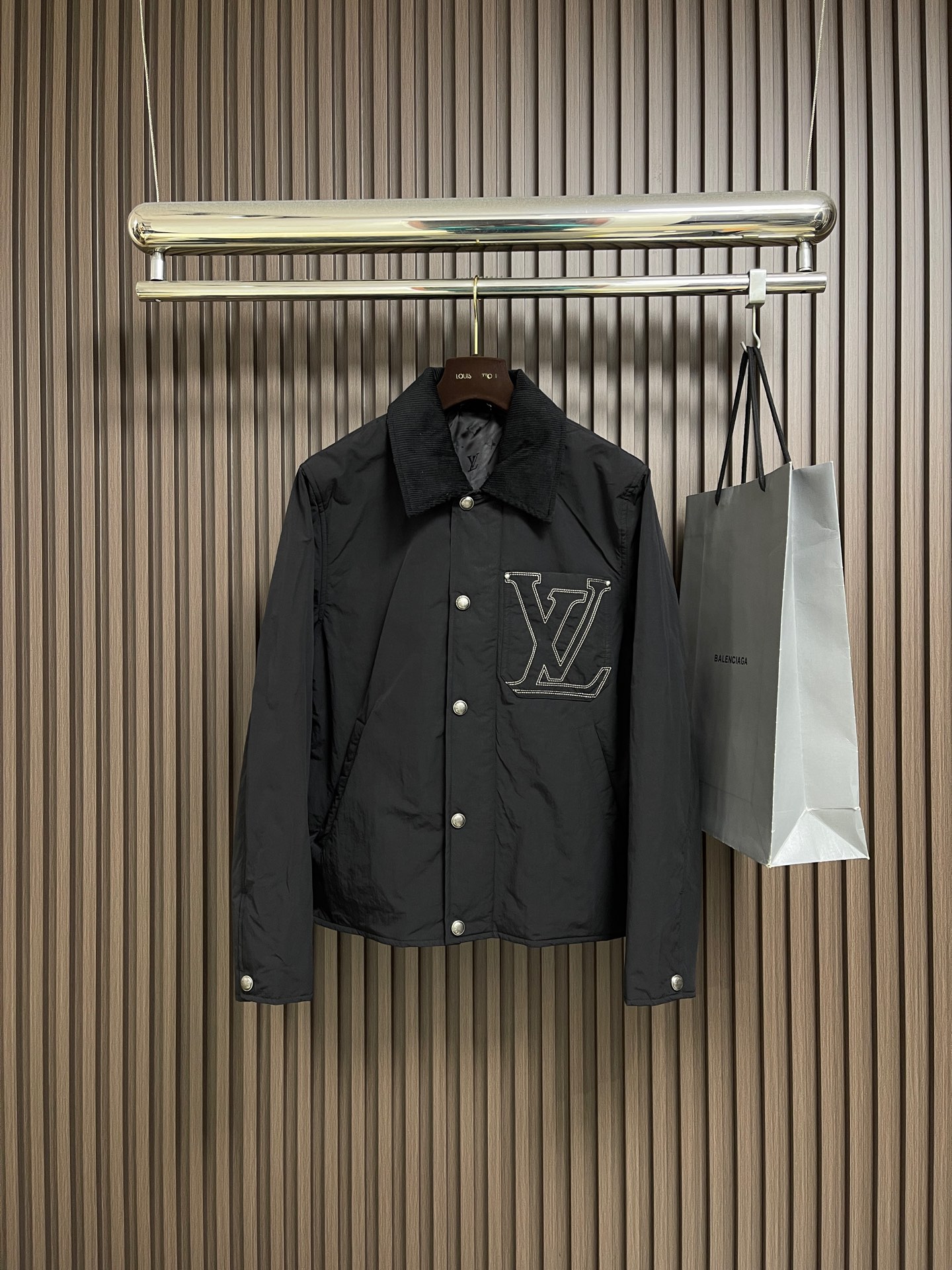 NO:624399,LV 2025ss new nylon blend work jacket for autumn and winter. This work jacket is equipped with a sophisticated corduroy collar and is suitable for all seasons. The water-repellent nylon blend body and quilted lining are both functional and warm. On top of the simple silhouette, there is LV embroidery on the chest pocket and Marque L.Vuitton Deposee on the back.  The leather patch is the finishing touch. The zipper front is matched with snap buttons, practical and elegant. Sizes S-XL, Louis Vuitton, jackets & coats, alexander wang19860909LV 2025ss秋冬新款锦纶混纺工装夹克,这款工装夹克配备考究灯芯绒衣领,四季皆宜；防泼水锦纶混纺衣身与绗缝内里兼顾功能与保暖.简约廓形之上,胸袋的 LV 刺绣与背面的 Marque L.Vuitton Deposee 皮革贴饰成为点睛之笔.拉链前襟搭配按扣,实用而优雅.尺码S-XL,,louis vuitton,jackets & coats,alexander wang,Men's clothing