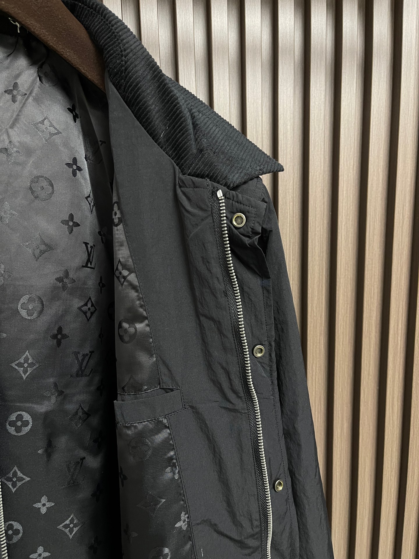 🛒🛒LV 2025ss秋冬新款锦纶混纺工装夹克，这款工装夹克配备考究灯芯绒衣领，四季皆宜；防泼水锦纶混纺