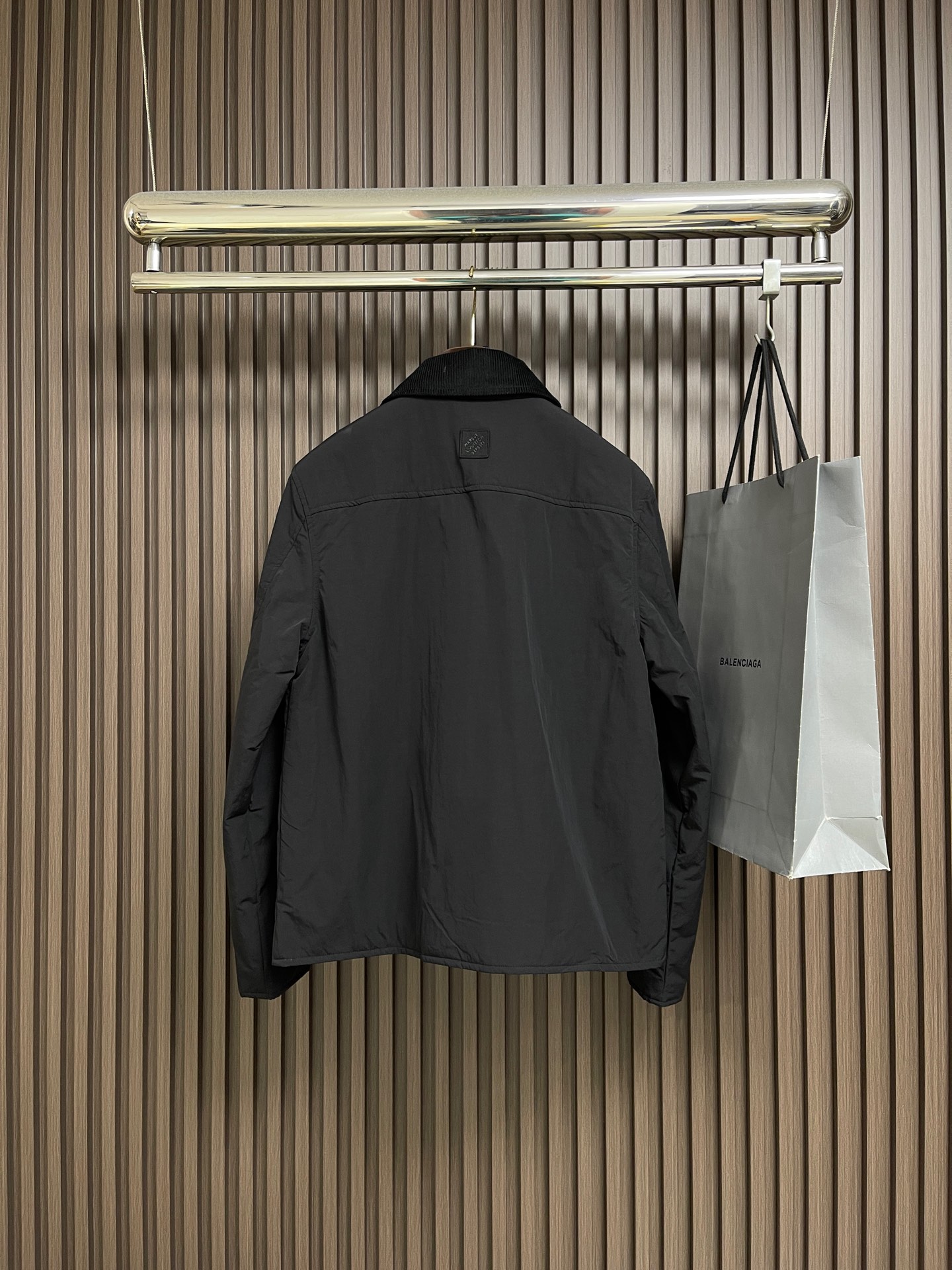 🛒🛒LV 2025ss秋冬新款锦纶混纺工装夹克，这款工装夹克配备考究灯芯绒衣领，四季皆宜；防泼水锦纶混纺