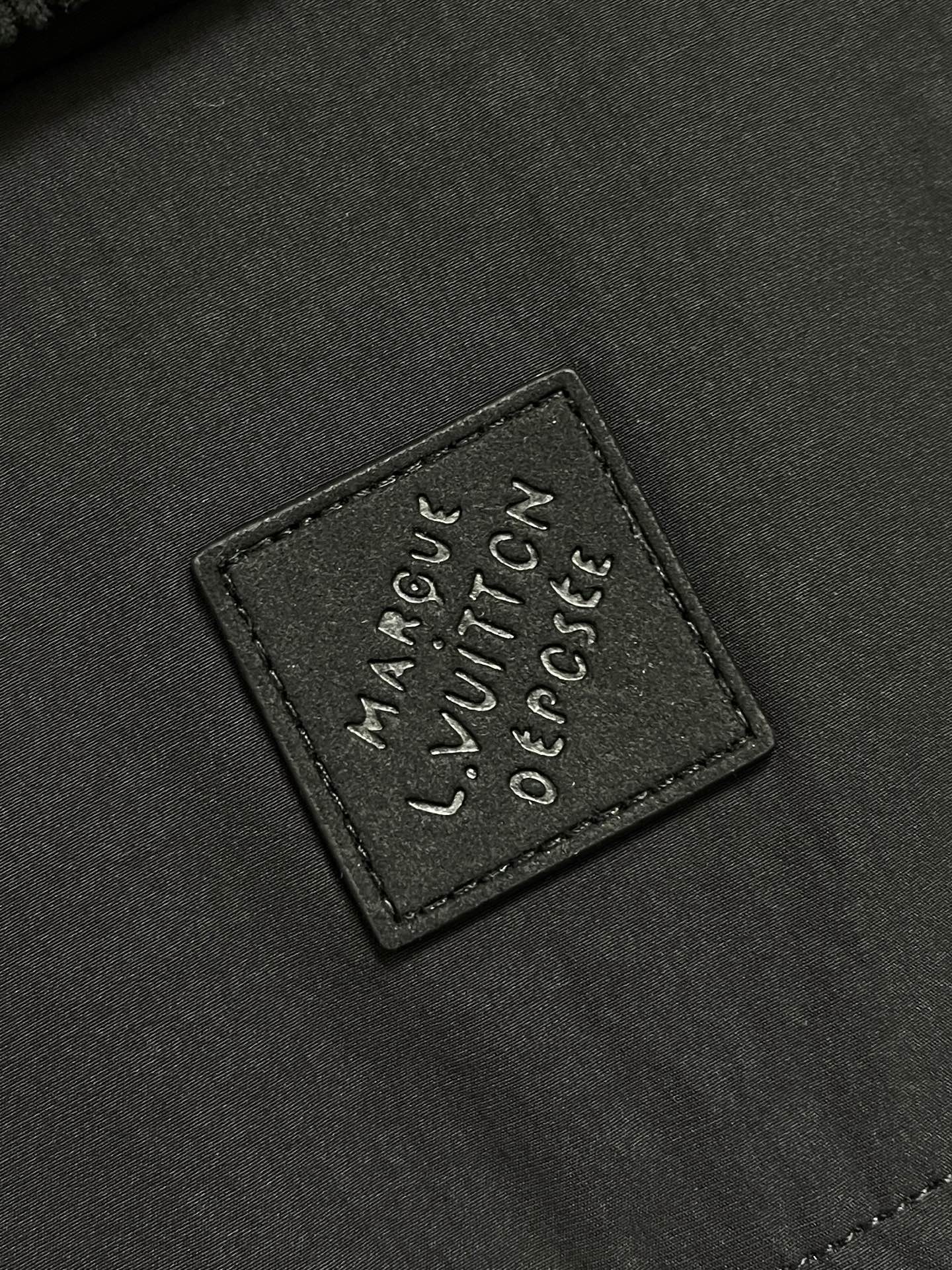 🛒🛒LV 2025ss秋冬新款锦纶混纺工装夹克，这款工装夹克配备考究灯芯绒衣领，四季皆宜；防泼水锦纶混纺