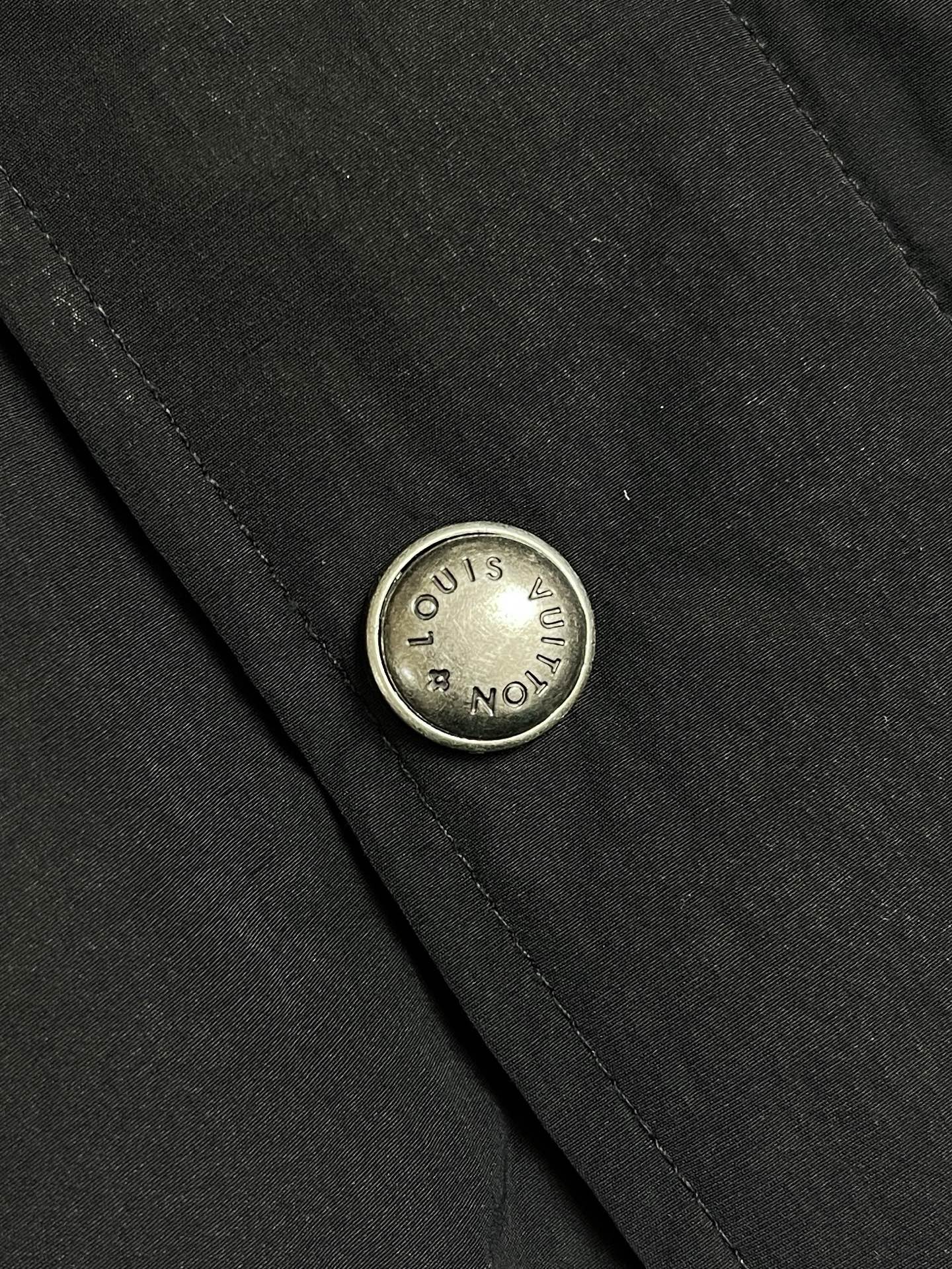 🛒🛒LV 2025ss秋冬新款锦纶混纺工装夹克，这款工装夹克配备考究灯芯绒衣领，四季皆宜；防泼水锦纶混纺