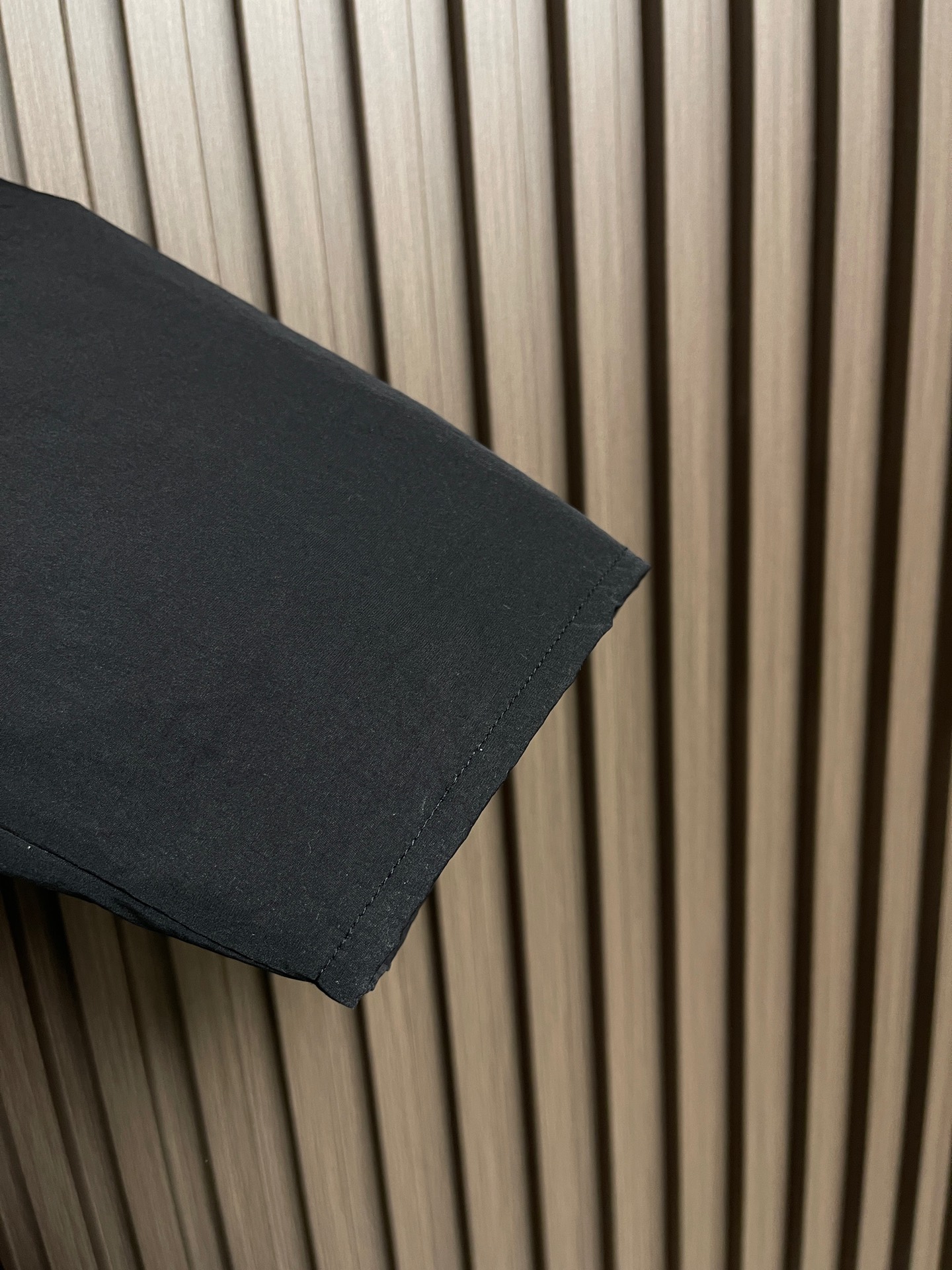 🛒🛒LV 2025ss秋冬新款锦纶混纺工装夹克，这款工装夹克配备考究灯芯绒衣领，四季皆宜；防泼水锦纶混纺