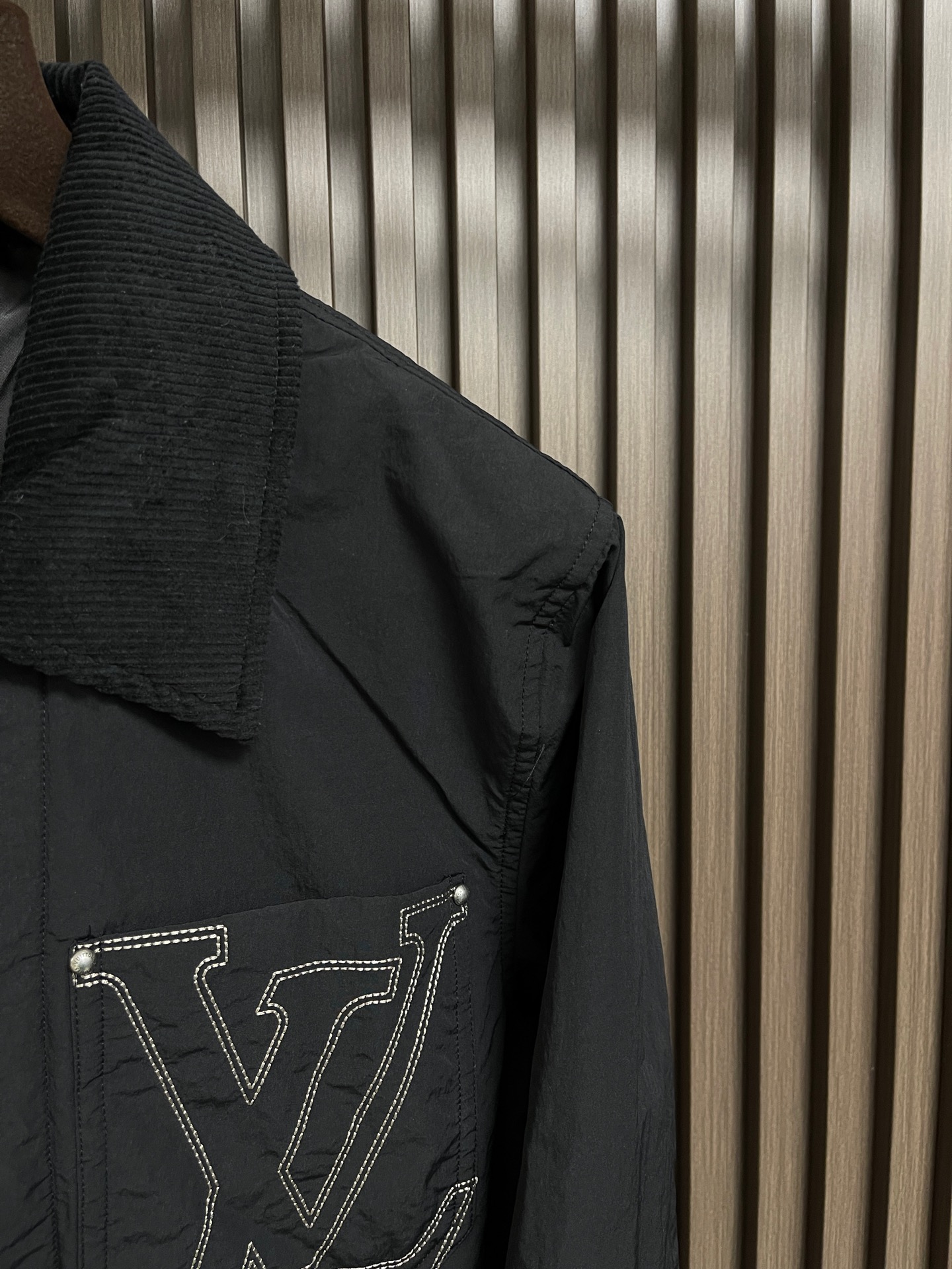 🛒🛒LV 2025ss秋冬新款锦纶混纺工装夹克，这款工装夹克配备考究灯芯绒衣领，四季皆宜；防泼水锦纶混纺