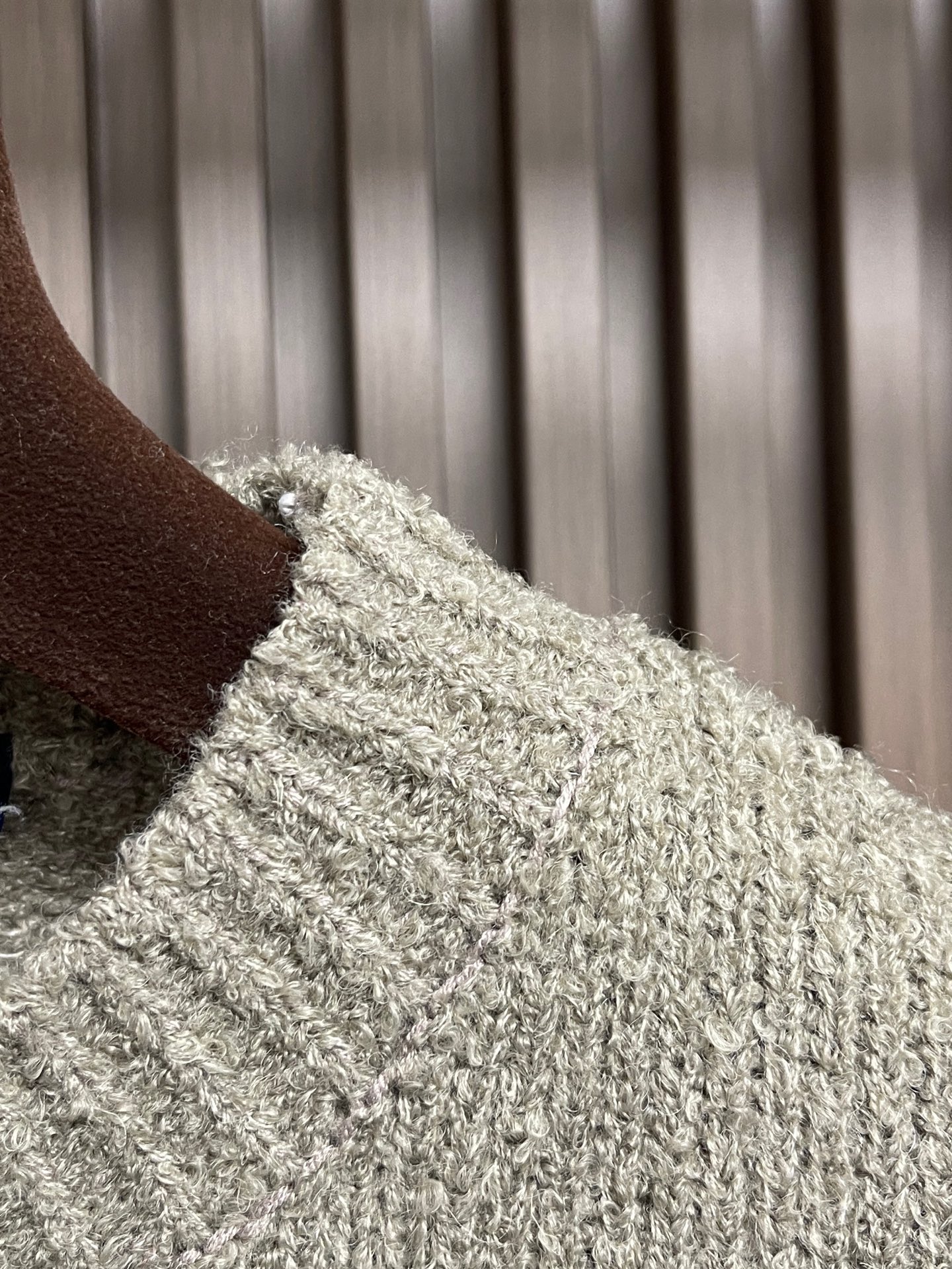 🛒🛒LV 2025ss新款嵌花圆领针织毛衣，这款舒适圆领衫采用厚实绵羊毛混纺纱线织就，触感格外柔软。撞色