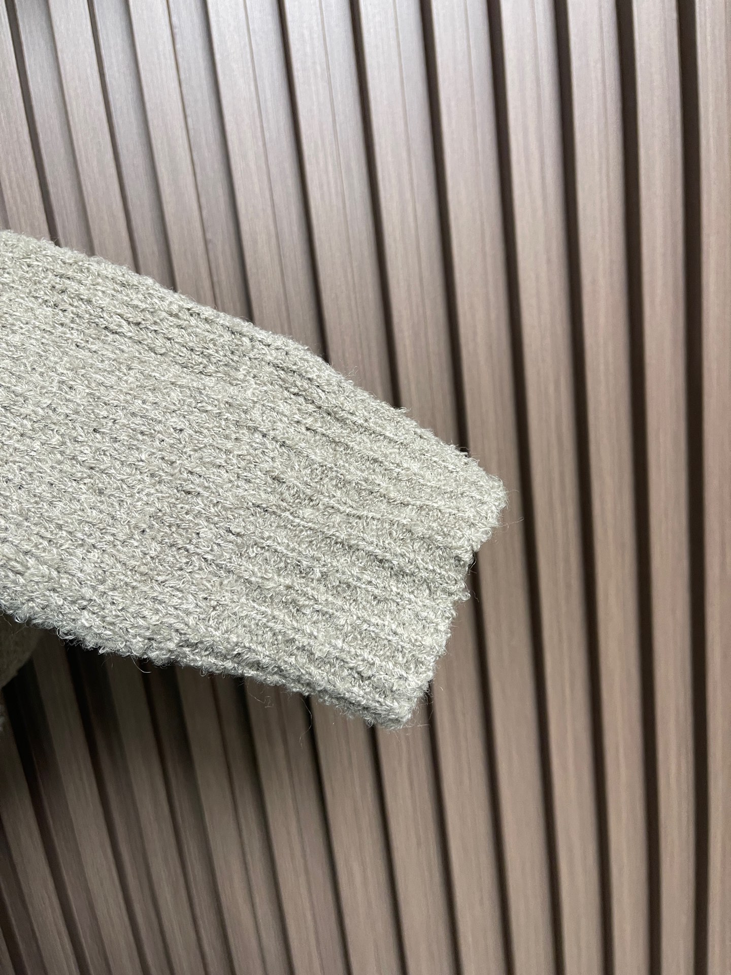 🛒🛒LV 2025ss新款嵌花圆领针织毛衣，这款舒适圆领衫采用厚实绵羊毛混纺纱线织就，触感格外柔软。撞色