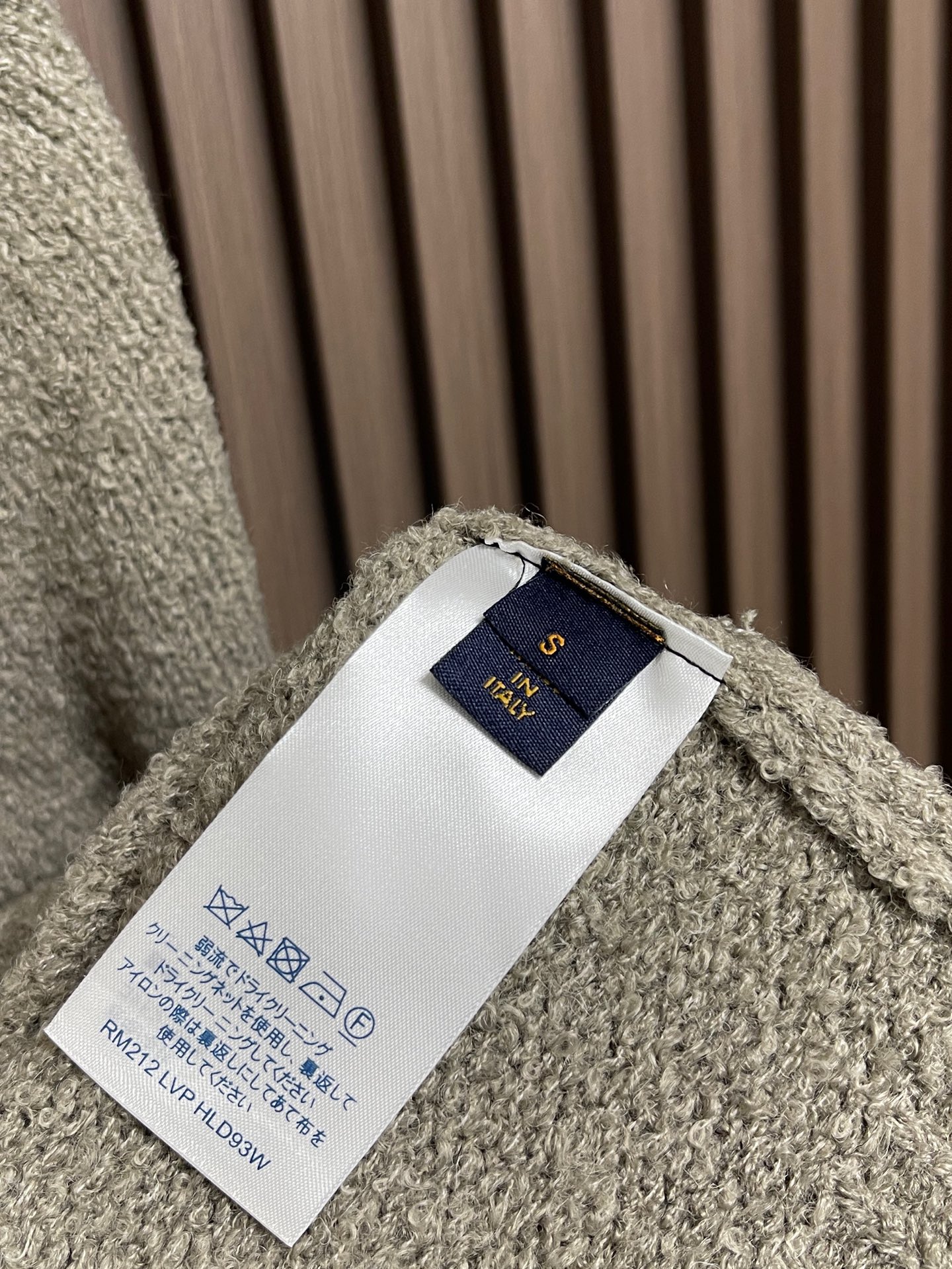 🛒🛒LV 2025ss新款嵌花圆领针织毛衣，这款舒适圆领衫采用厚实绵羊毛混纺纱线织就，触感格外柔软。撞色